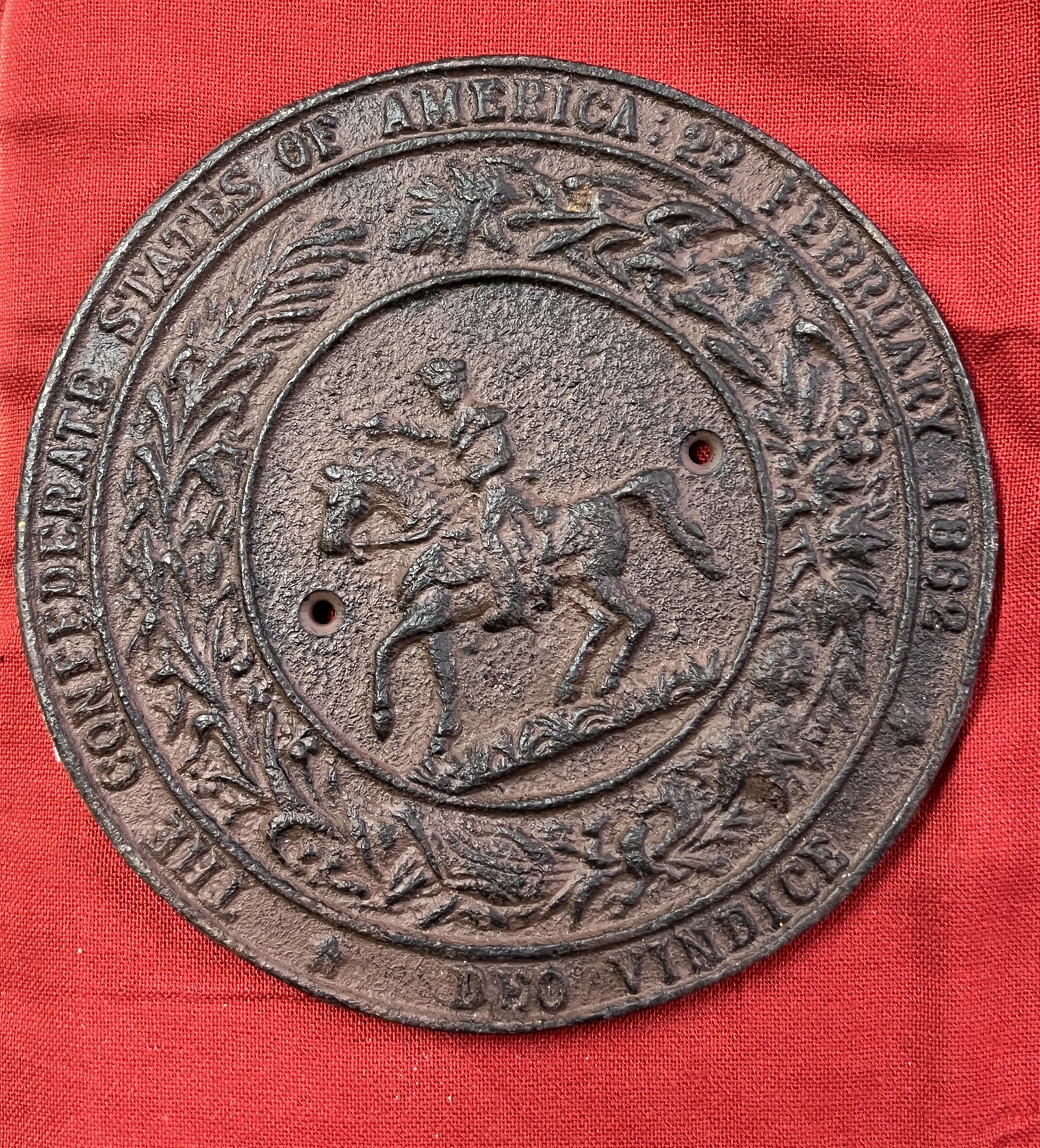 RARE CIVIL WAR UCV SOUTH CAROLINA WALL PLAQUE: RARE CIVIL WAR UCV SOUTH CAROLINA WALL PLAQUE. A RARE FIND. IT IS IN MINT OVERALL SHAPE AND CONDITION WITH A BEAUTIFUL OVERALL PATINA. A GREAT FIND AND AN EXCELLENT ADDITION TO YOUR COLLECTION.