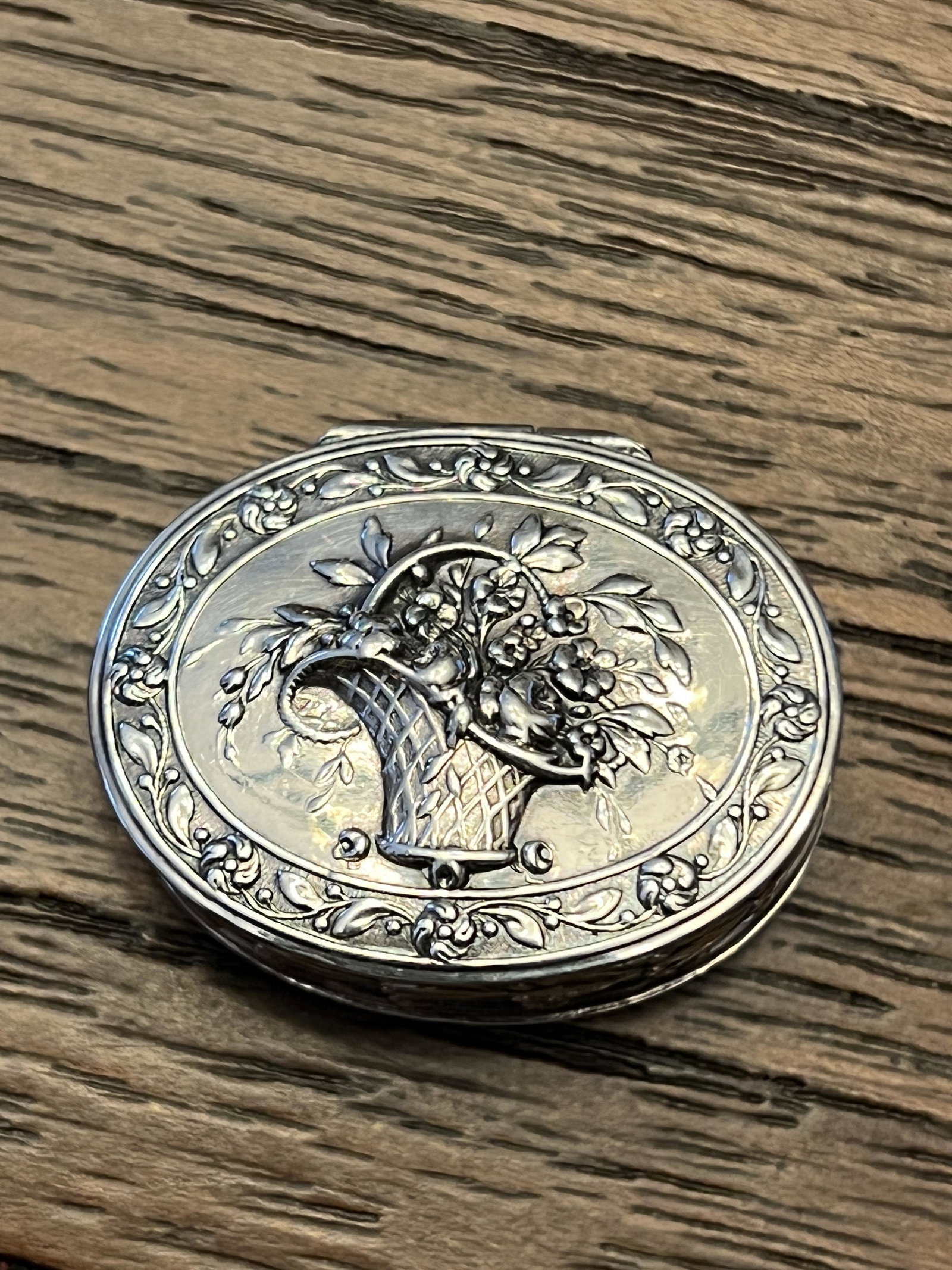 OLD MINIATURE FLORAL STERLING SILVER PILL BOX: OLD MINIATURE FLORAL STERLING SILVER PILL BOX. IN GOOD OVERALL SHAPE AND CONDITION. A GREAT FIND AND AN EXCELLENT ADDITION TO YOUR COLLECTION.