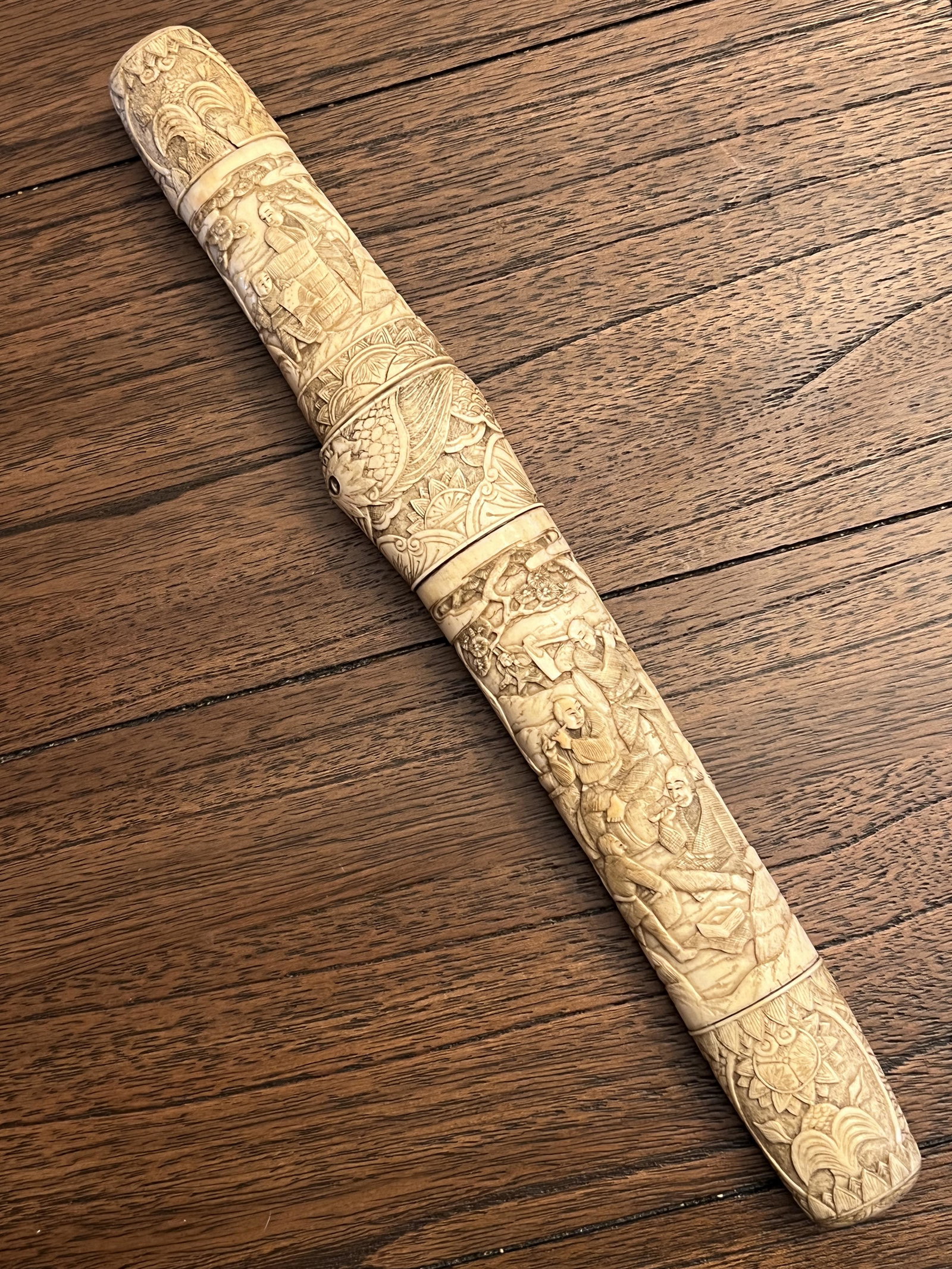 ANTIQUE 1700'S HEAVILY CARVED BONE JAPANESE DAGGER W/SHEATH: ANTIQUE 1700'S HEAVILY CARVED BONE JAPANESE DAGGER W/SHEATH. A RARE FIND. IT IS IN MINT OVERALL SHAPE AND CONDITION WITH A BEAUTIFUL OVERALL PATINA. HAS A GREAT LOOK TO IT WITH AN EXCELLENT OVERALL EY
