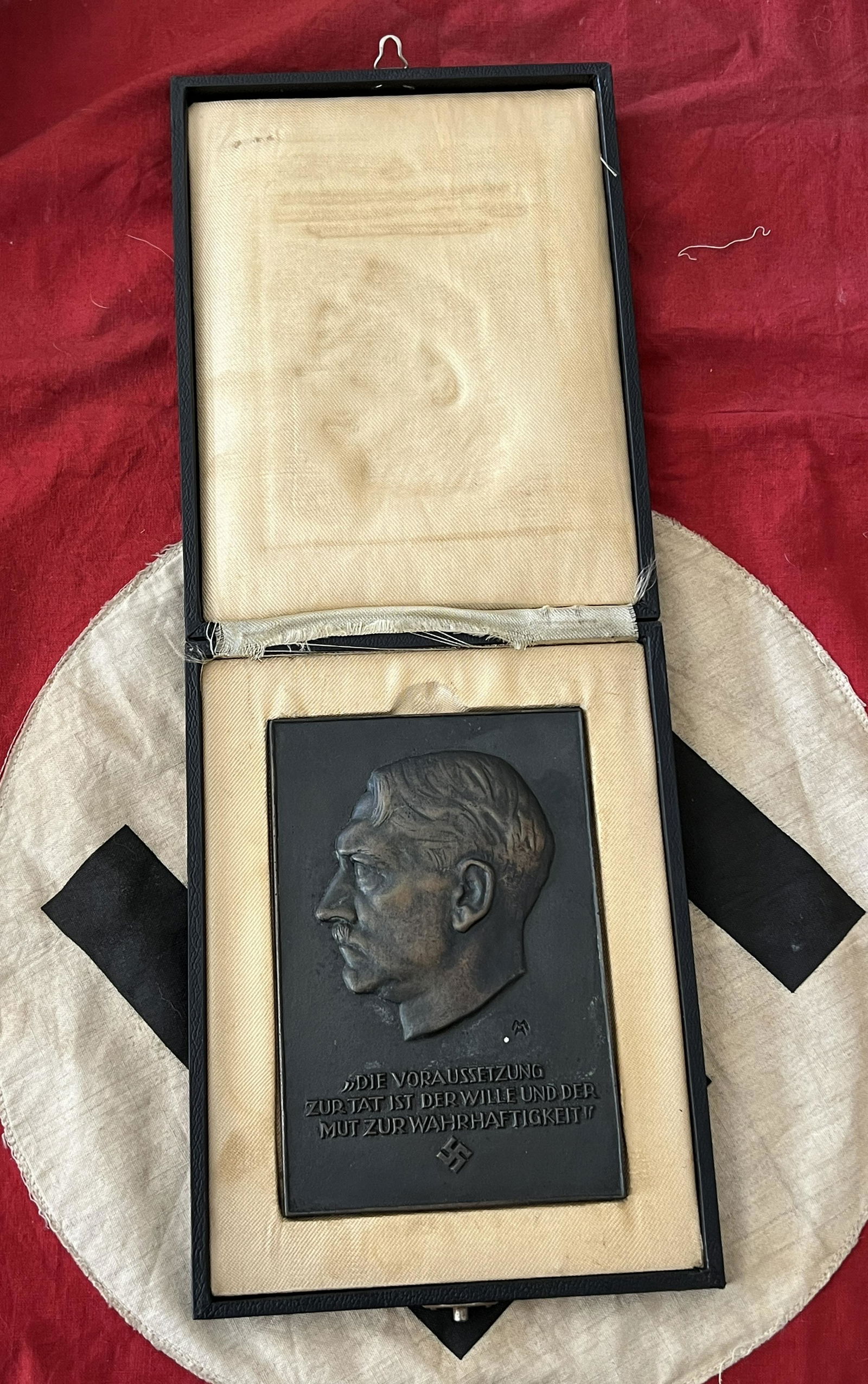 WW2 GERMAN NSDAP BRONZE ADOLF HITLER PLAQUE IN ORIG. CASE: WW2 GERMAN NSDAP BRONZE ADOLF HITLER PLAQUE IN ORIG. CASE. A RARE FIND. WAS BROUGHT BACK HOME BY A VET. IT IS IN MINT OVERALL SHAPE AND CONDITION WITH A BEAUTIFUL OVERALL PATINA. A GREAT FIND AND AN E