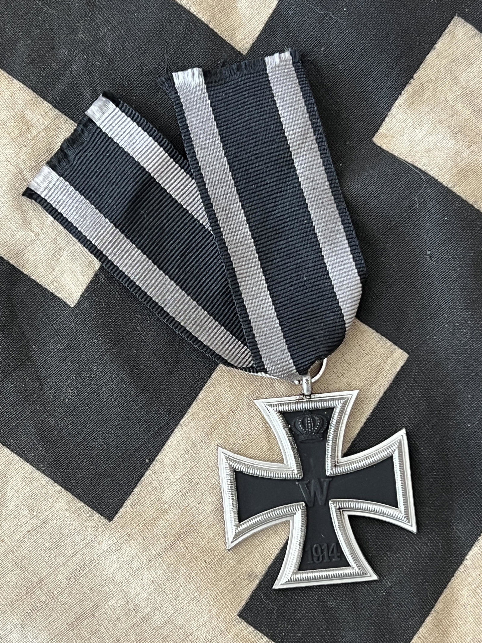WW1 GERMAN PRUSSIAN IRON CROSS W/RIBBON: WW1 GERMAN PRUSSIAN IRON CROSS W/RIBBON. IN GOOD OVERALL SHAPE AND CONDITION WITH A BEAUTIFUL OVERALL PATINA. A GREAT FIN AND AN EXCELLENT ADDITION TO YOUR COLLECTION.