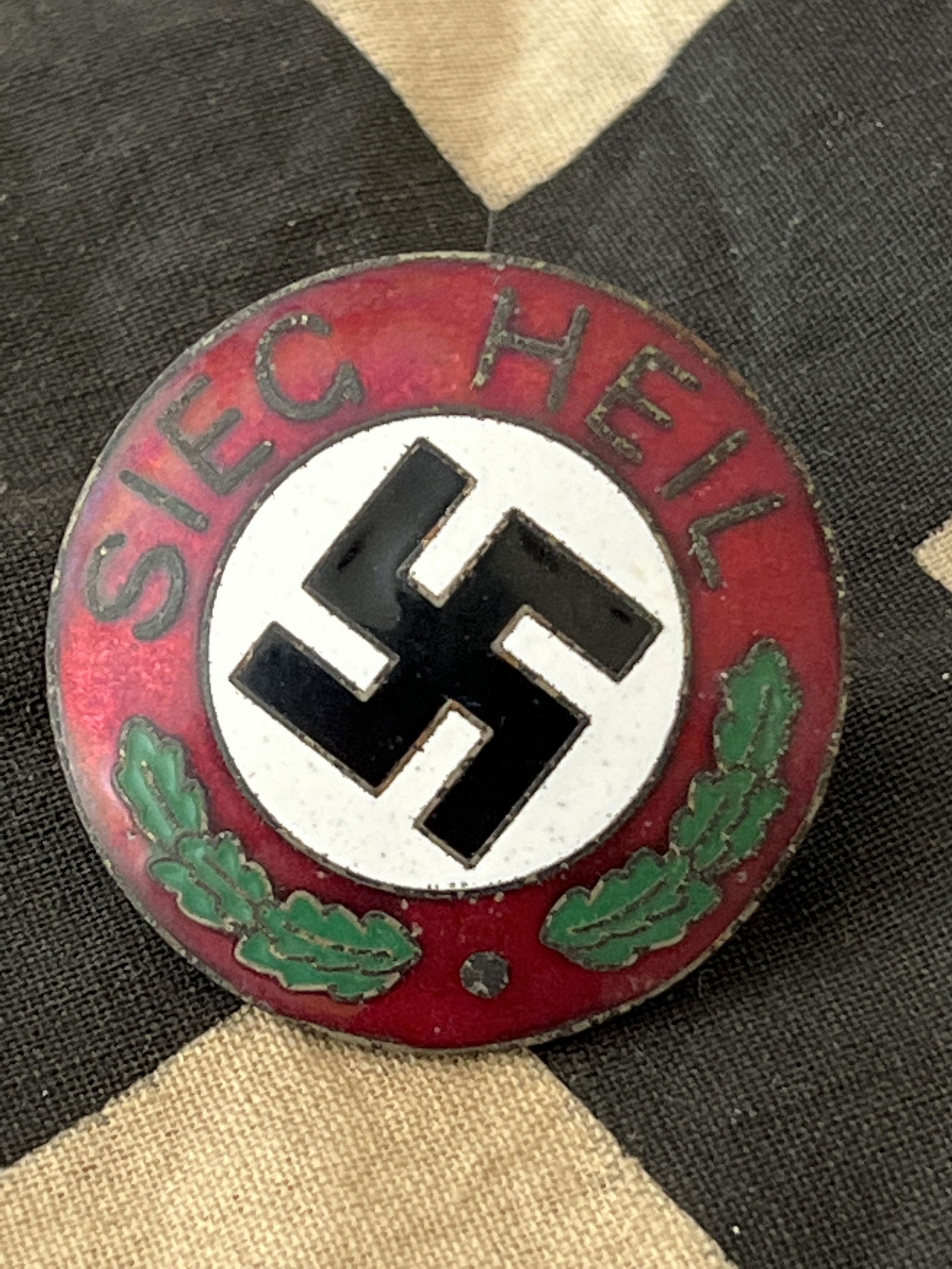 WW2 GERMAN ENALEMED SIEG HEIL PROPOGANDA LAPEL PIN LARGE: WW2 GERMAN ENALEMED SIEG HEIL PROPOGANDA LAPEL PIN LARGE. A RARE FIND. IT IS IN MINT OVERALL SHAPE AND CONDITION WITH A BEAUTIFUL OVERALL PATINA. HAS A GREAT LOOK TO IT WITH AN EXCELLENT OVERALL EYE A