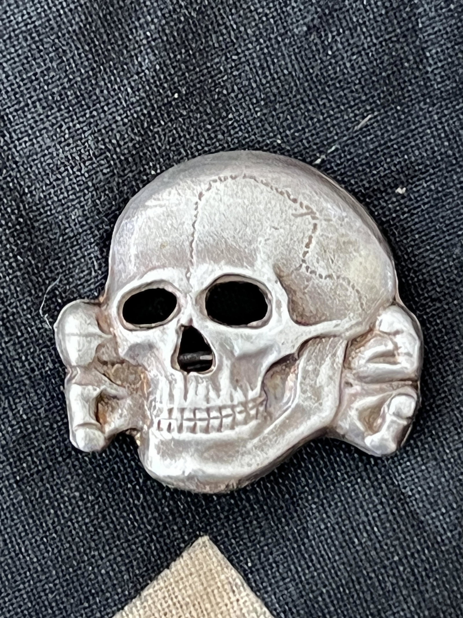 VET BRING BACK WW2 GERMAN TOTENKOPF SS SKULL BADGE W/MAKER MARKS - RZM 499/41: VET BRING BACK WW2 GERMAN TOTENKOPF SS SKULL BADGE W/MAKER MARKS - RZM 499/41. A RARE FIND. IT IS IN MINT OVERALL SHAPE AND CONDITION WITH A BEAUTIFUL OVERALL PATINA. HAS A GREAT LOOK TO IT WITH AN EX