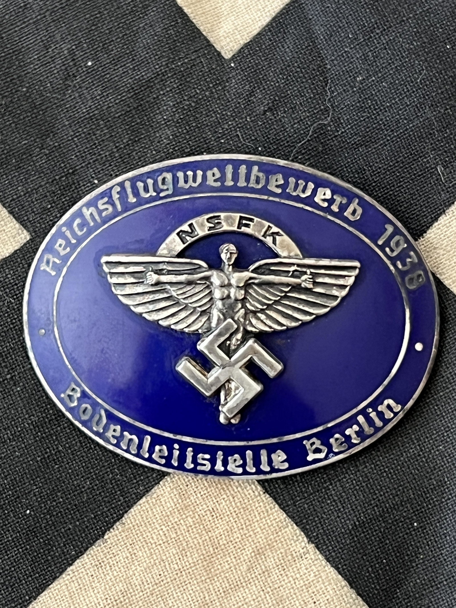 WW2 GERMAN NSFK FLYHERS BADGE 1938: WW2 GERMAN NSFK FLYHERS BADGE 1938 - ROB. NEFF BERLIN W57. A RARE FIND. IT IS IN MINT OVERALL SHAPE AND CONDITION WITH A BEAUTIFUL OVERALL PATINA. A GREAT FIND AND AN EXCELLENT ADDITION TO YOUR COLLEC