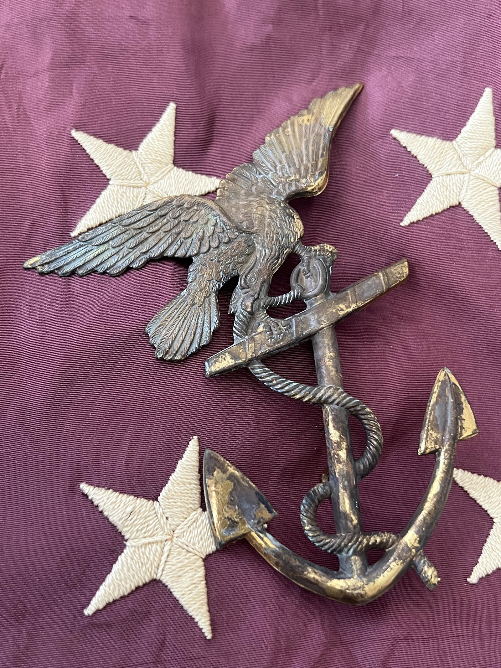 CIVIL WAR CONFEDERATE USN NAVAL SHAKO HAT BADGE: CIVIL WAR CONFEDERATE USN NAVAL SHAKO HAT BADGE. A RARE FIND. IT IS IN MINT OVERALL SHAPE AND CONDITION WITH A BEAUTIFUL OVERALL PATINA. HAS A GREAT LOOK TO IT WITH AN EXCELLENT OVERALL EYE APPEAL. PL