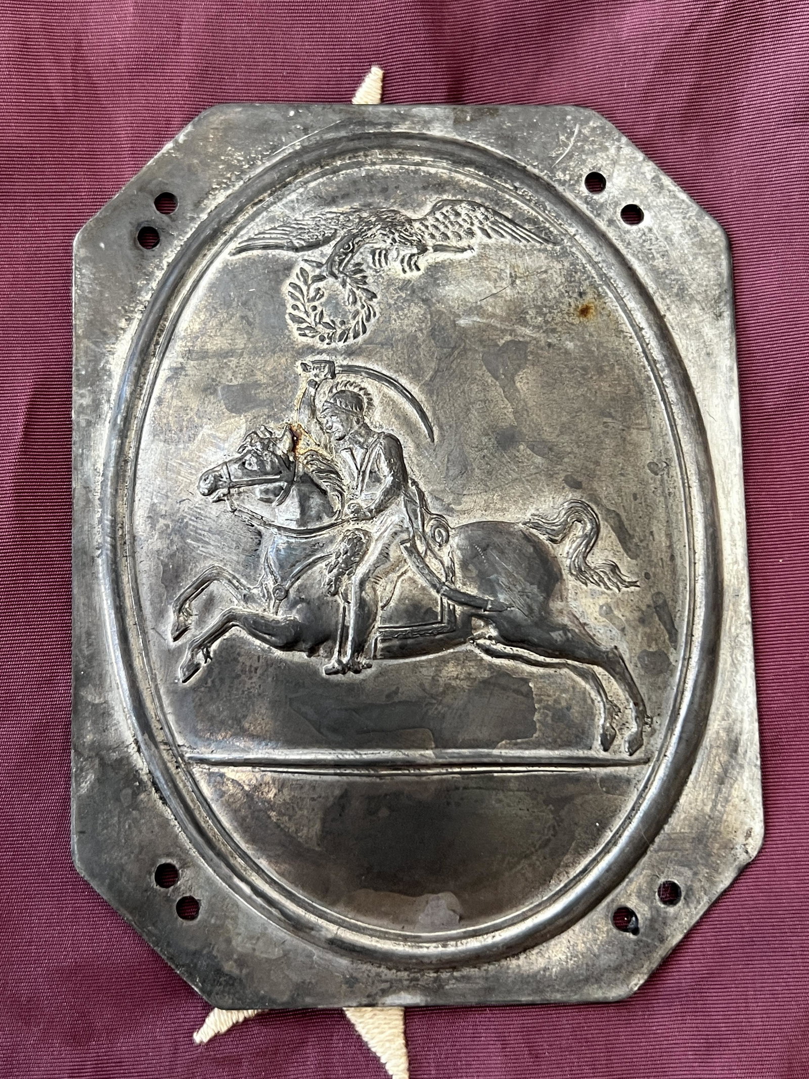 1830'S US DRAGOON HELMET PLATE: 1830'S US DRAGOON HELMET PLATE. A RARE FIND. IT IS IN MINT OVERALL SHAPE AND CONDITION WITH A BEATIFUL OVERALL PATINA. HAS A GREAT LOOK TO IT WITH A N EXCELLENT OVERALL EYE APPEAL. A GREAT FIND AND AN
