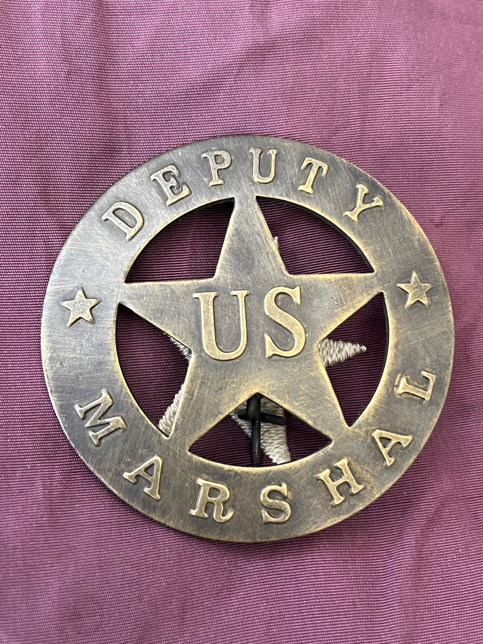 ANTIQUE DEPUTY US MARSHAL BADGE: ANTIQUE DEPUTY US MARSHAL BADGE. A RARE FIND. IT IS IN MINT OVERALL SHAPE AND CONDITION WITH A BEAUTIFUL OVERALL PATINA. HAS A GREAT LOOK TO IT WITH AN EXCELLENT OVERALL EYE APPEAL. A GREAT FIND AND A