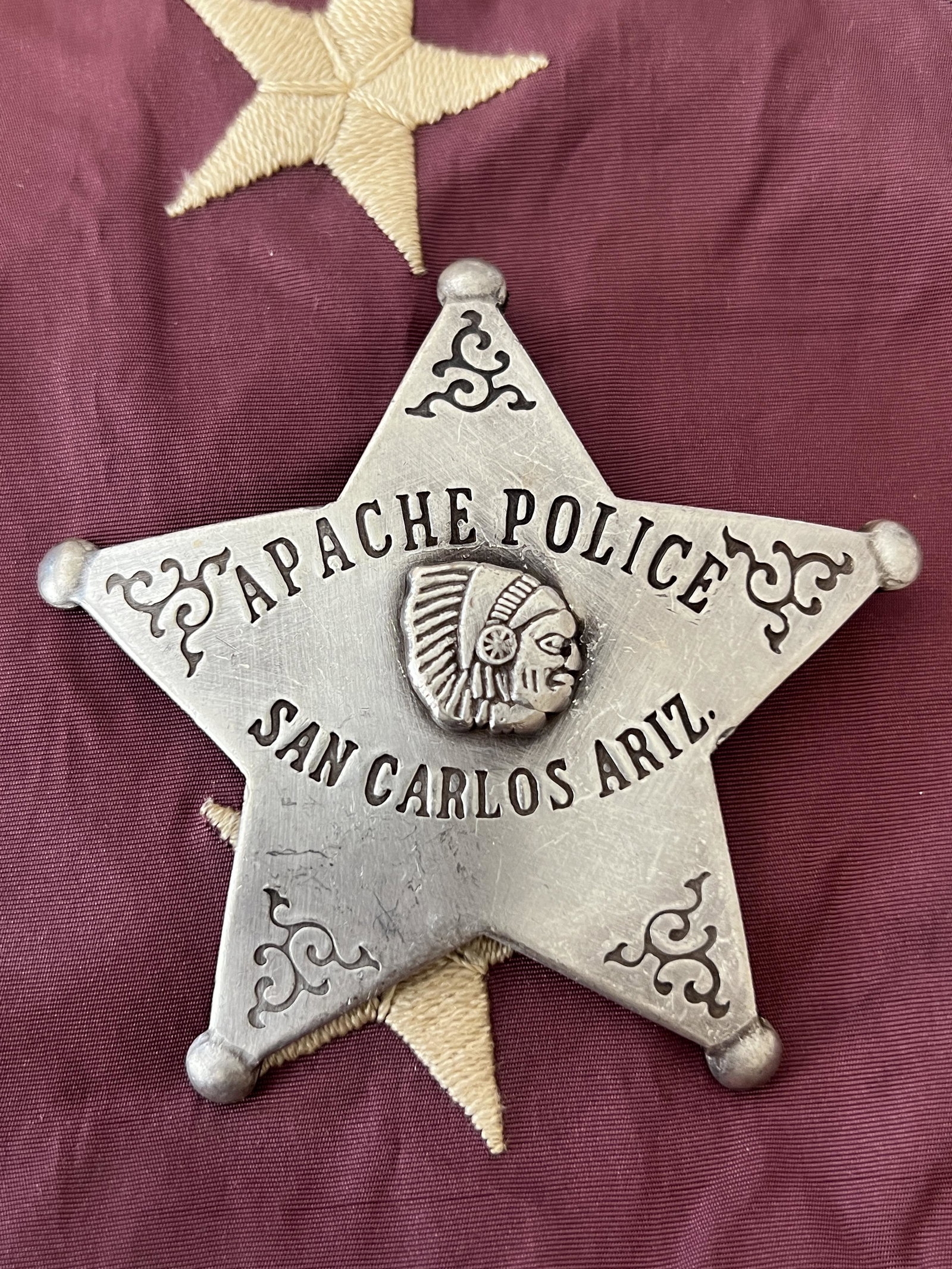 ANTIQUE APACHE POLICE SAN CARLOS ARIZ. BADGE: ANTIQUE APACHE POLICE SAN CARLOS ARIZ. BADGE. A RARE FIND. IT IS IN MINT OVERALL SHAPE AND CONDITION WITH A BEAUTIFUL OVERALL PATINA. HAS A GREAT LOOK TO IT WITH AN EXCELLENT OVERALL EYE APPEAL. A GRE