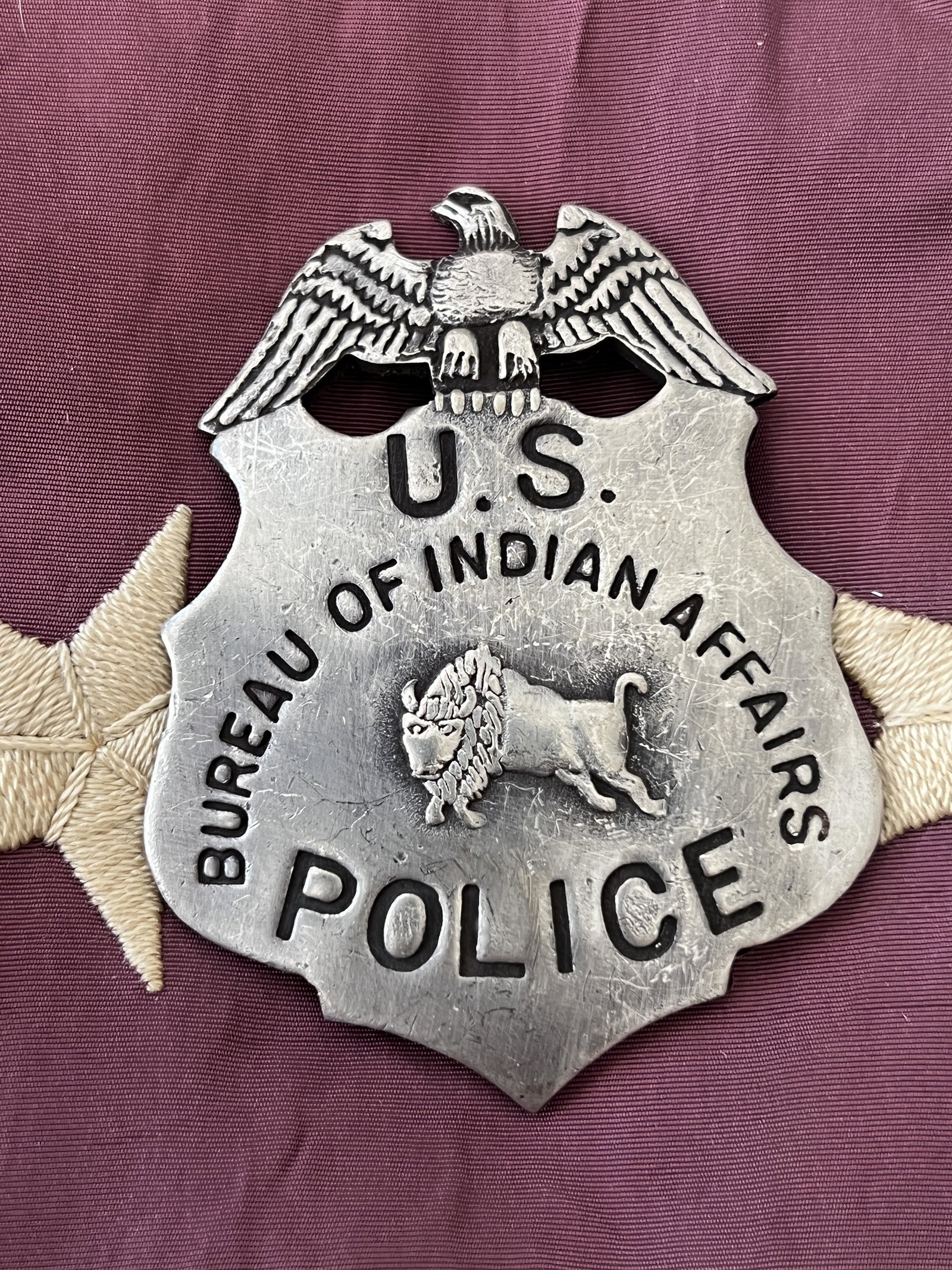 ANTIQUE U.S. BUREAU OF INDIAN AFFAIRS POLICE BADGE: ANTIQUE U.S. BUREAU OF INDIAN AFFAIRS POLICE BADGE. A RARE FIND. IT IS IN MINT OVERALL SHAPE AND CONDITION WITH A BEAUTIFUL OVERALL PATINA. HAS A GREAT LOOK TO IT WITH AN EXCELLENT OVERALL EYE APPEAL.