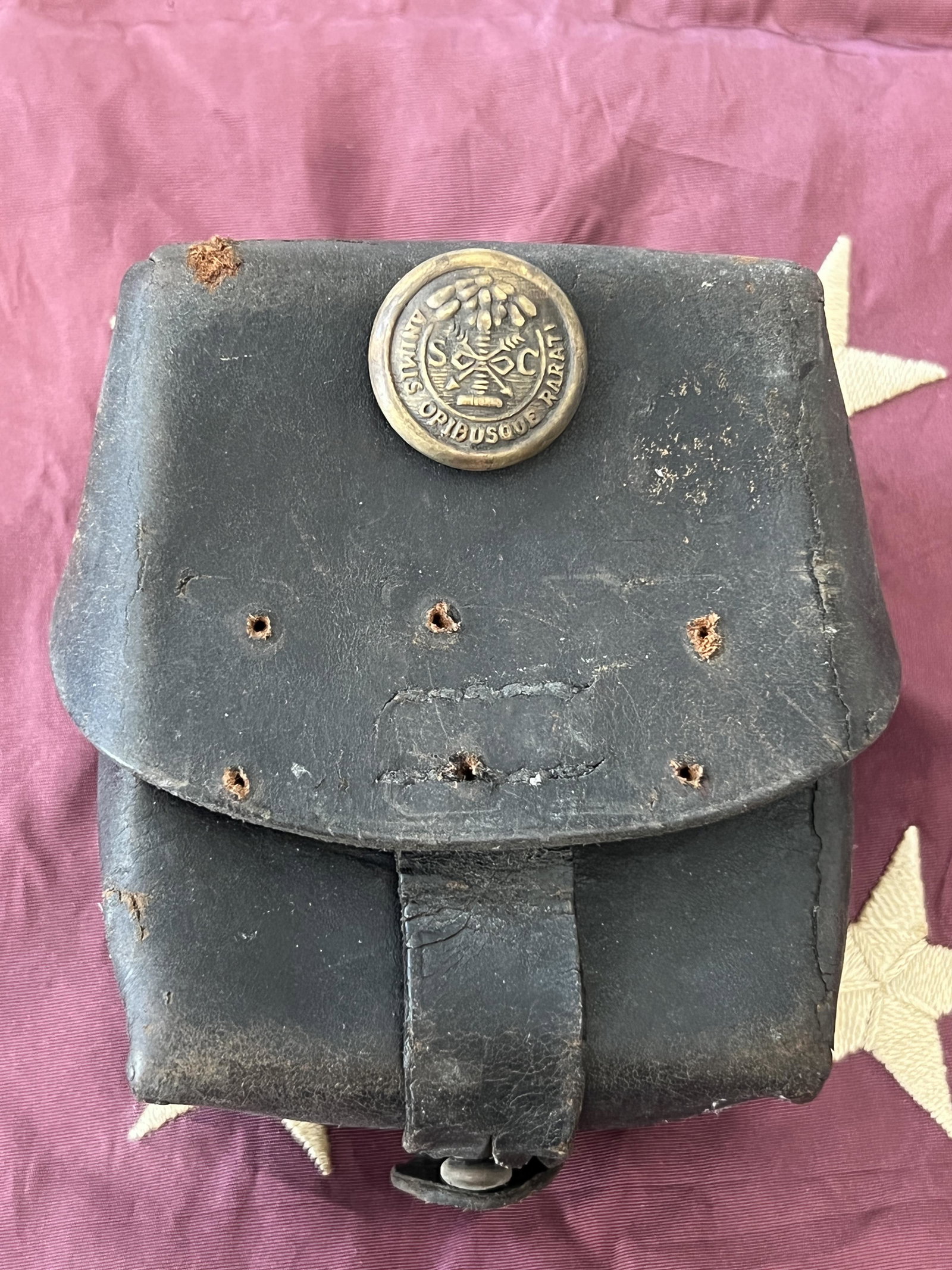 CIVIL WAR CONFEDERATE SOUTH CAROLINA S.C. CARTRIDGE BOX: CIVIL WAR CONFEDERATE SOUTH CAROLINA S.C. CARTRIDGE BOX. A RARE FIND. IT IS IN MINT OVERALL SHAPE AND CONDITION WITH A BEAUTIFUL OVERALL PATINA. PLEASE VIEW ALL DETAILED PICTURES. A GREAT FIND AND AN 