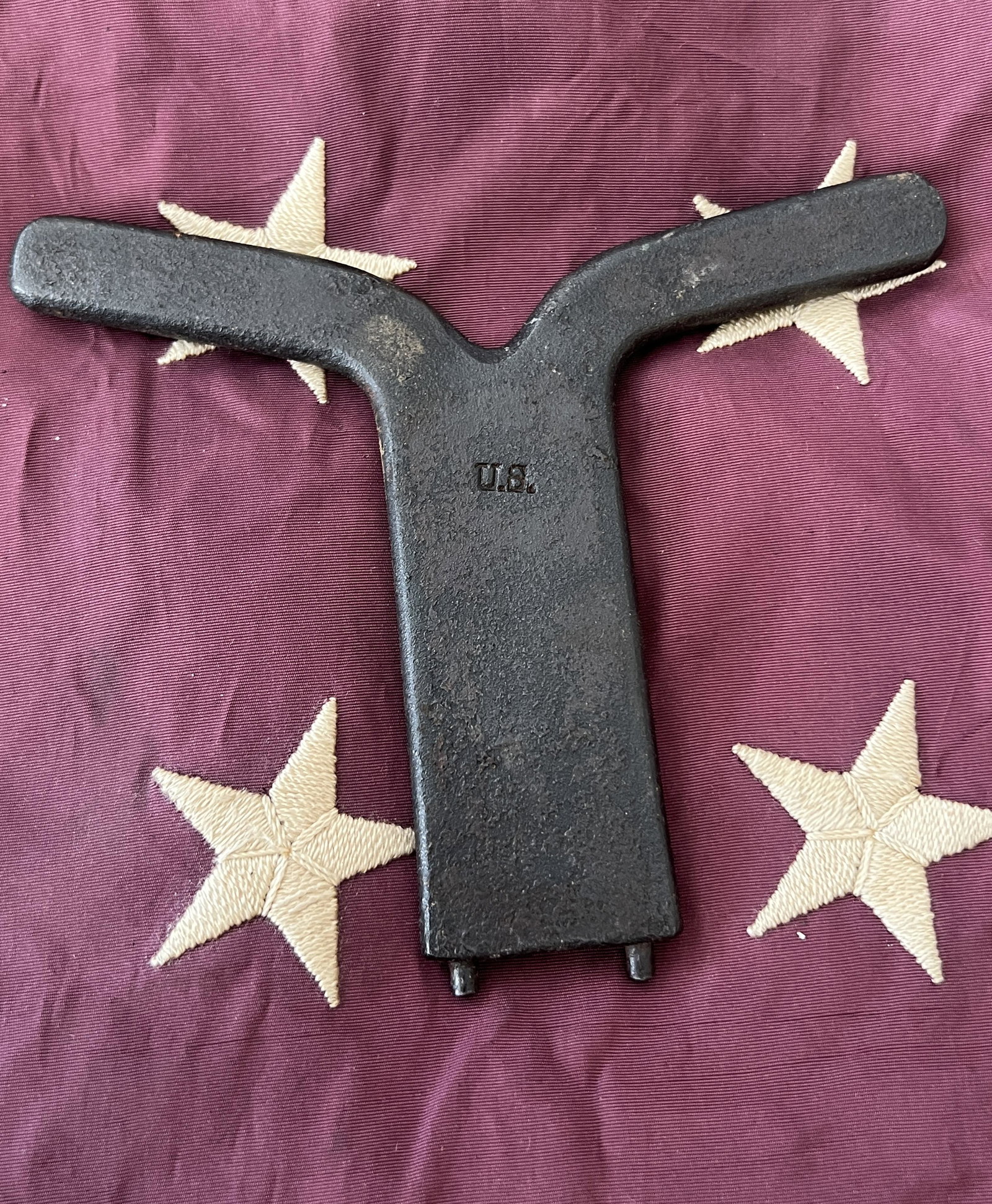 CIVIL WAR U.S. ARTILLERY FUZE WRENCH MARKED U.S.: CIVIL WAR U.S. ARTILLERY FUZE WRENCH MARKED U.S. A RARE FIND. IT IS IN MINT OVERALL SHAPE AND CONDITION WITH A BEAUTIFUL OVERALL PATINA. HAS A GREAT LOOK TO IT WITH AN EXCELLENT OVERALL EYE APPEAL. A 