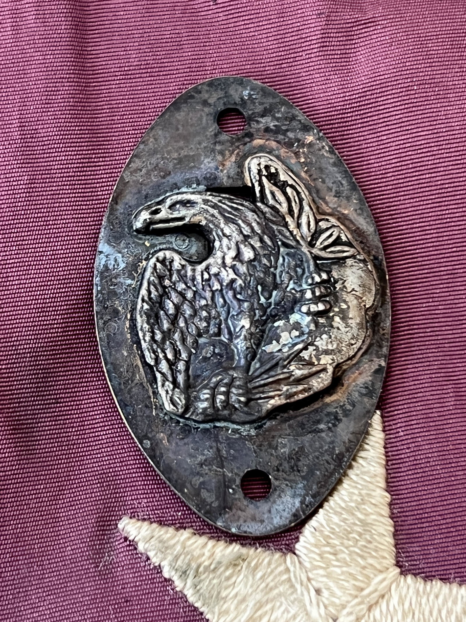 ANTIQUE CIVIL WAR CONFEDERATE U.S. EAGLE BADGE: ANTIQUE CIVIL WAR CONFEDERATE U.S. EAGLE BADGE. A RARE FIND. IT IS IN MINT OVERALL SHAPE AND CONDITION WITH A BEAUTIFUL OVERALL PATINA. A GREAT FIND AND AN EXCELLENT ADDITION TO YOUR COLLECTION.