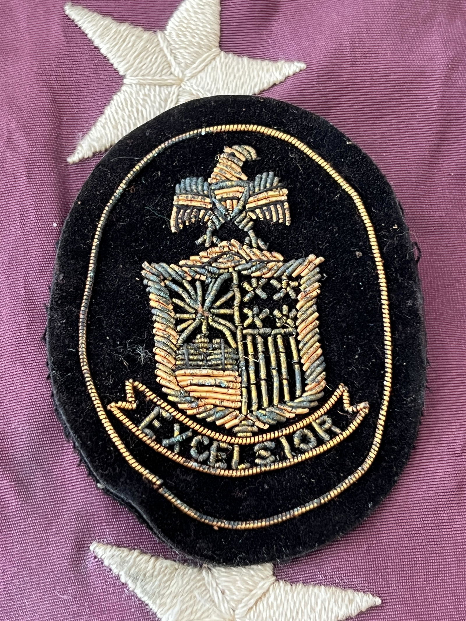 RARE CIVIL WAR EXCELSIOR HARDEE HAT INSIGNIA: RARE CIVIL WAR EXCELSIOR HARDEE HAT INSIGNIA. A RARE FIND. IT IS IN MINT OVERALL SHAPE AND CONDITION WITH A BEAUTIFUL OVERALL PATINA. HAS A GREAT LOOK TO IT WITH AN EXCELLENT OVERALL EYE APPEAL. A AGR