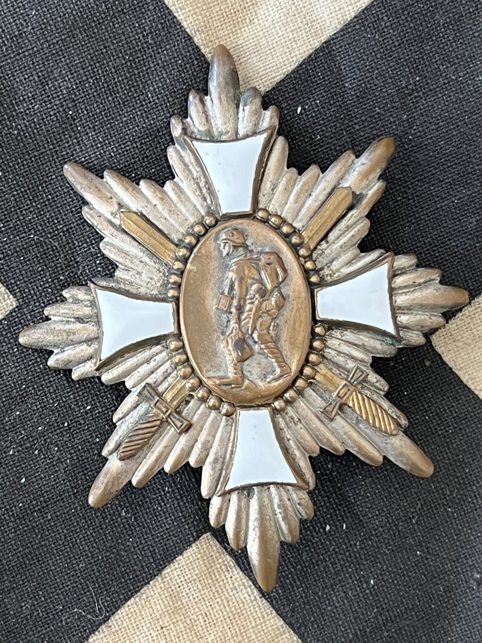 WW1 GERMAN VETERANS AWARD BADGE: WW1 GERMAN VETERANS AWARD BADGE. IN MINT OVERALL SHAPE AND CONDITION WITH A BEAUTIFUL OVERALL PATINA. A GREAT FIND AND AN EXCELLENT ADDITION TO YOUR COLLECTION.