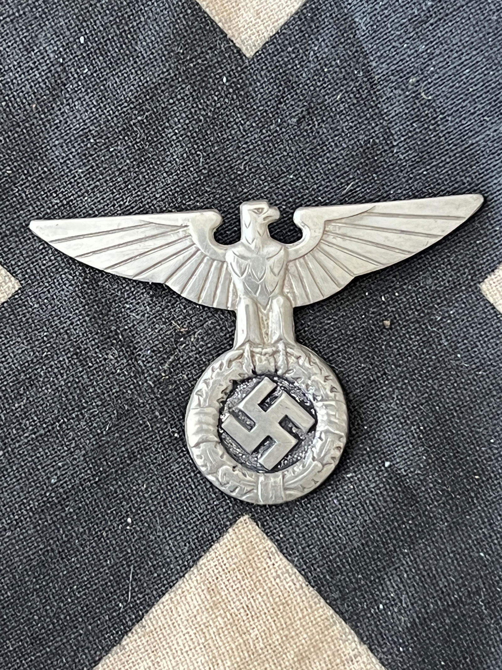 WW2 GERMAN ARMY VISOR HAT EAGLE: WW2 GERMAN ARMY VISOR HAT EAGLE. A RARE FIND. IT IS IN MINT OVERALL SHAPE AND CONDITION WITH A BEAUTIFUL OVERALL PATINA. A GREAT FIND AND AN EXCELLENT ADDITION TO YOUR COLLECTION.