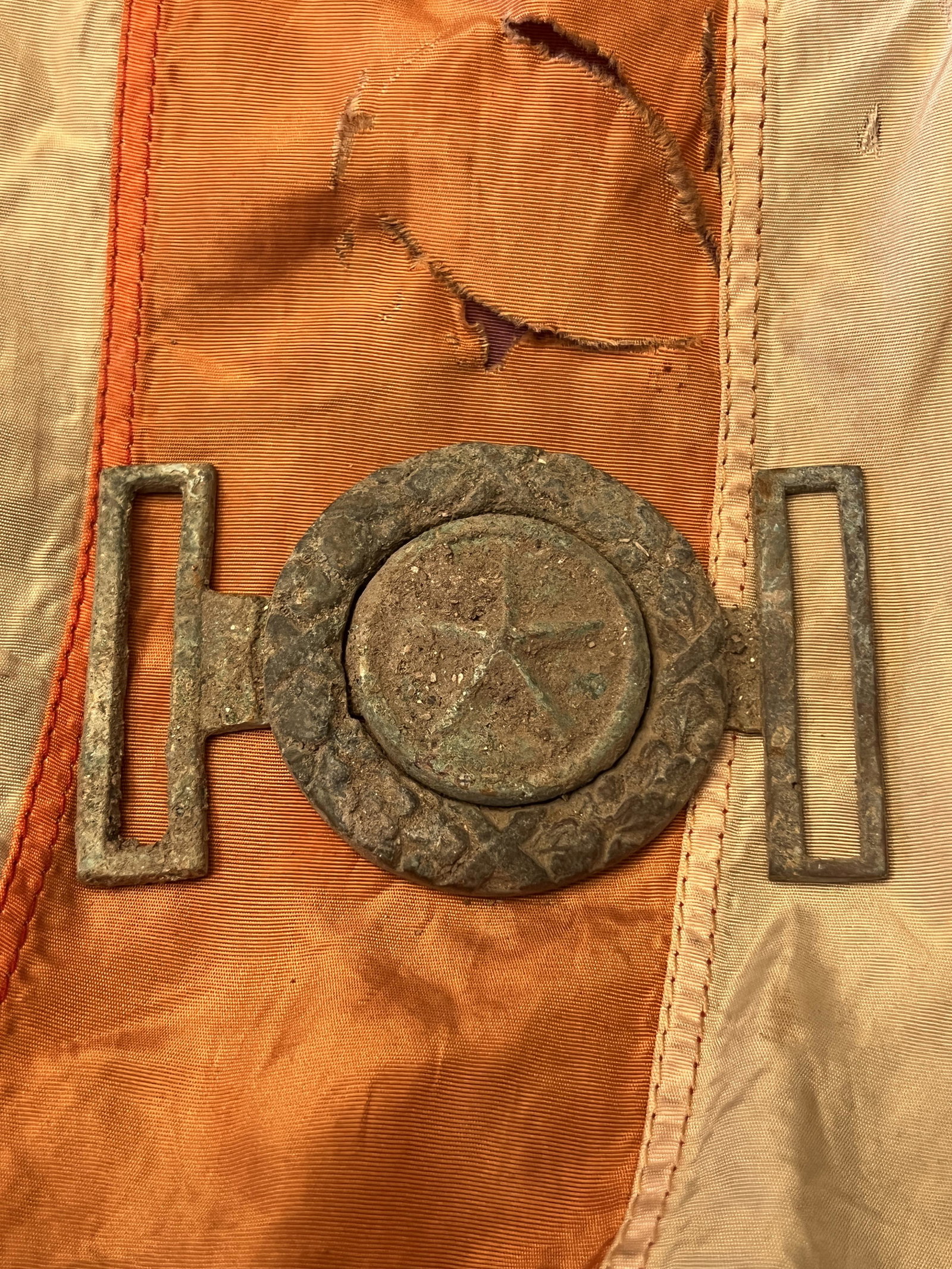 RARE CIVIL WAR TEXAS 2-PIECE DUG BELT BUCKLE: RARE CIVIL WAR TEXAS 2-PIECE DUG BELT BUCKLE. A RARE FIND. IT IS IN MINT OVERALL SHAPE AND CONDITON WITH A BEAUTIFUL OVERALL PATINA. HAS THE PROVENANCE ON THE BACK. PLEASE VIEW ALL DETAILED PICTURES. 