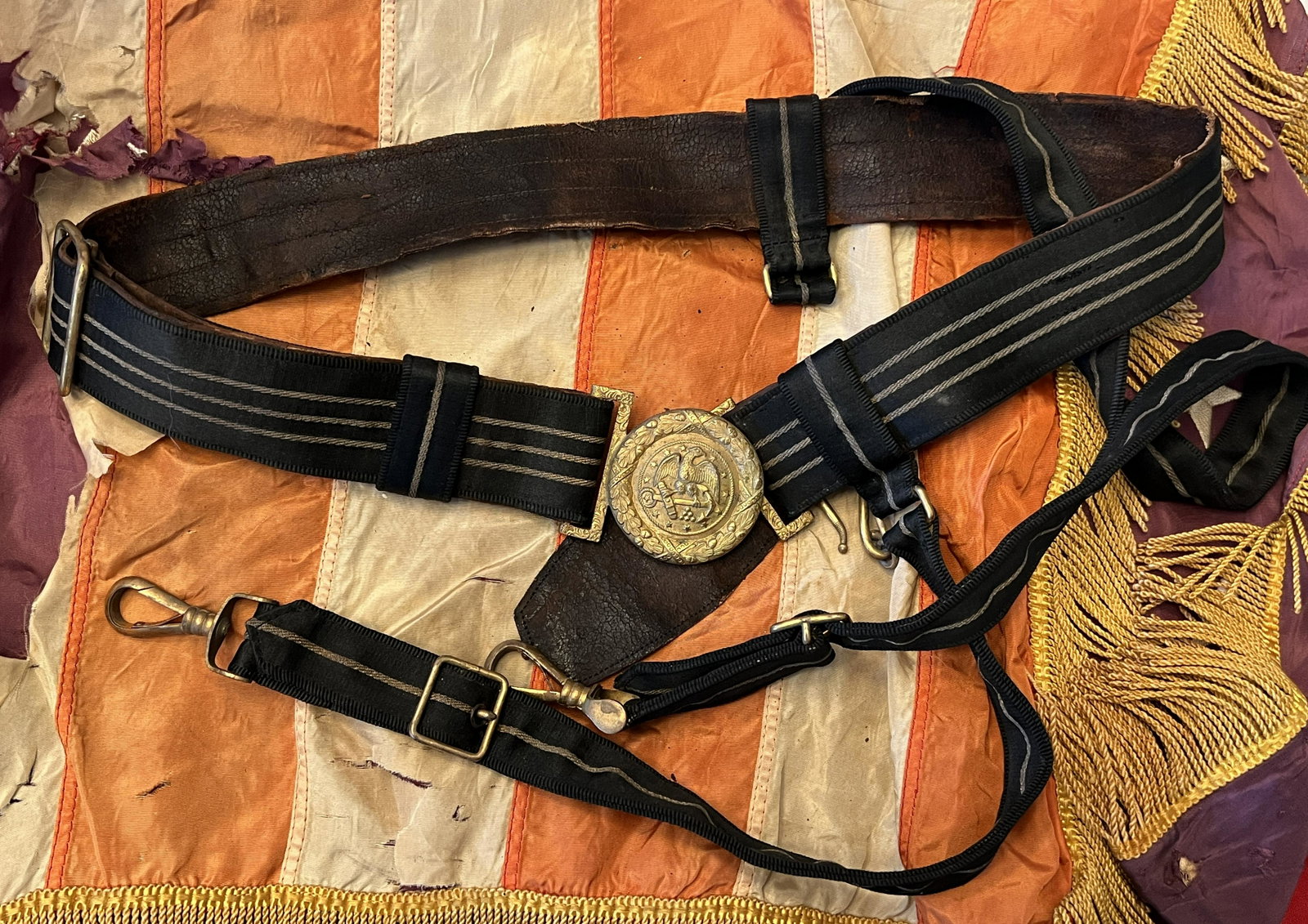 RARE CIVIL WAR USN NAVY OFFICER COMPLETE BELT & BUCKLE: RARE CIVIL WAR USN NAVY OFFICER COMPLETE BELT & BUCKLE. A VERY RARE FIND. IT IS IN MINT OVERALL SHAPE AND CONDITON WITH A BEAUTIFUL OVERALL PATINA. HAS A GREAT LOOK TO IT WITH AN EXCELLENT OVERALL EYE