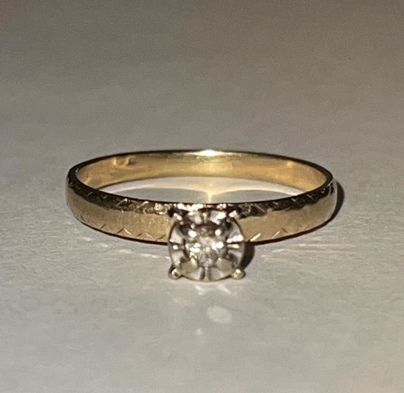 14K GOLD AND DIAMOND WEDDING RING SZ 5.5: 14K GOLD AND DIAMOND WEDDING RING SZ 5.5. IN MINT OVERALL SHAPE AND CONDITION. A GREAT ADDITION TO YOUR COLLECTION.