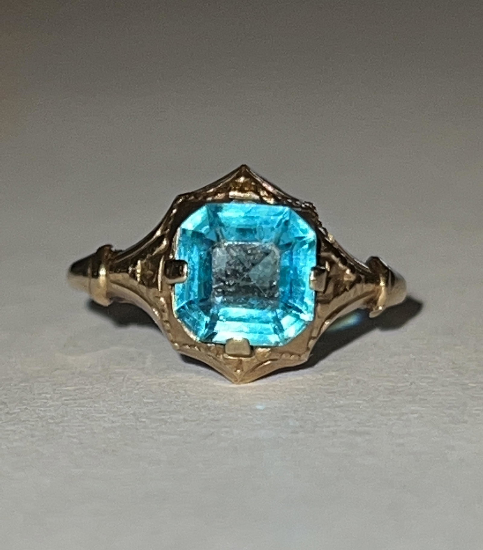 VICTORIAN 10K GOLD 1/2 CT BLUE TOPAZ RING SZ 3: VICTORIAN 10K GOLD 1/2 CT BLUE TOPAZ RING SZ 3. IT IS IN MINT OVERALL SHAPE AND CONDITION. HAS A GREAT LOOK TO IT WITH AN EXCELLENT OVERALL EYE APPEAL. A GREAT FIND AND AN EXCELLENT ADDITION TO YOUR C