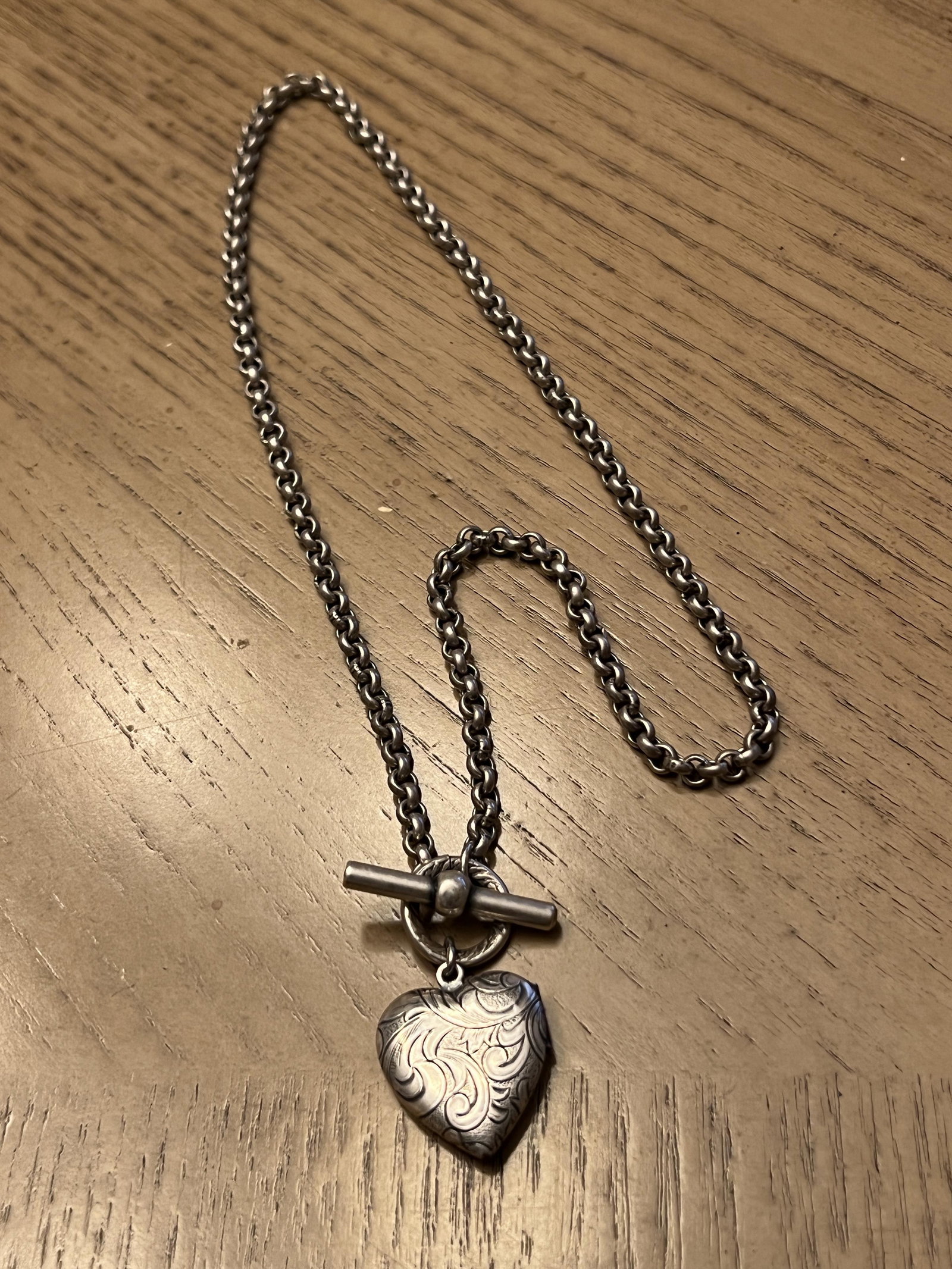 ESTATE STERLING SILVER LOCKET NECKLACE: ESTATE STERLING SILVER LOCKET NECKLACE. IN GOOD OVERALL SHAPE AND CONDITION. A GREAT FIND.
