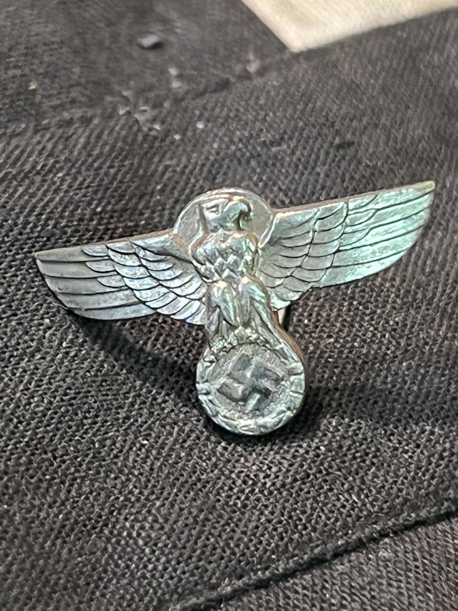 WW2 GERMAN DAGGER EAGLE INSIGNIA - MAKER MARKED: WW2 GERMAN DAGGER EAGLE INSIGNIA - MAKER MARKED. A RARE FIND. IT IS IN MINT OVERALL SHAPE AND CONDITION WITH A BEAUTIFUL OVERALL PATINA. A GREAT FIND AND AN EXCELLENT ADDITION TO YOUR COLLECTION.