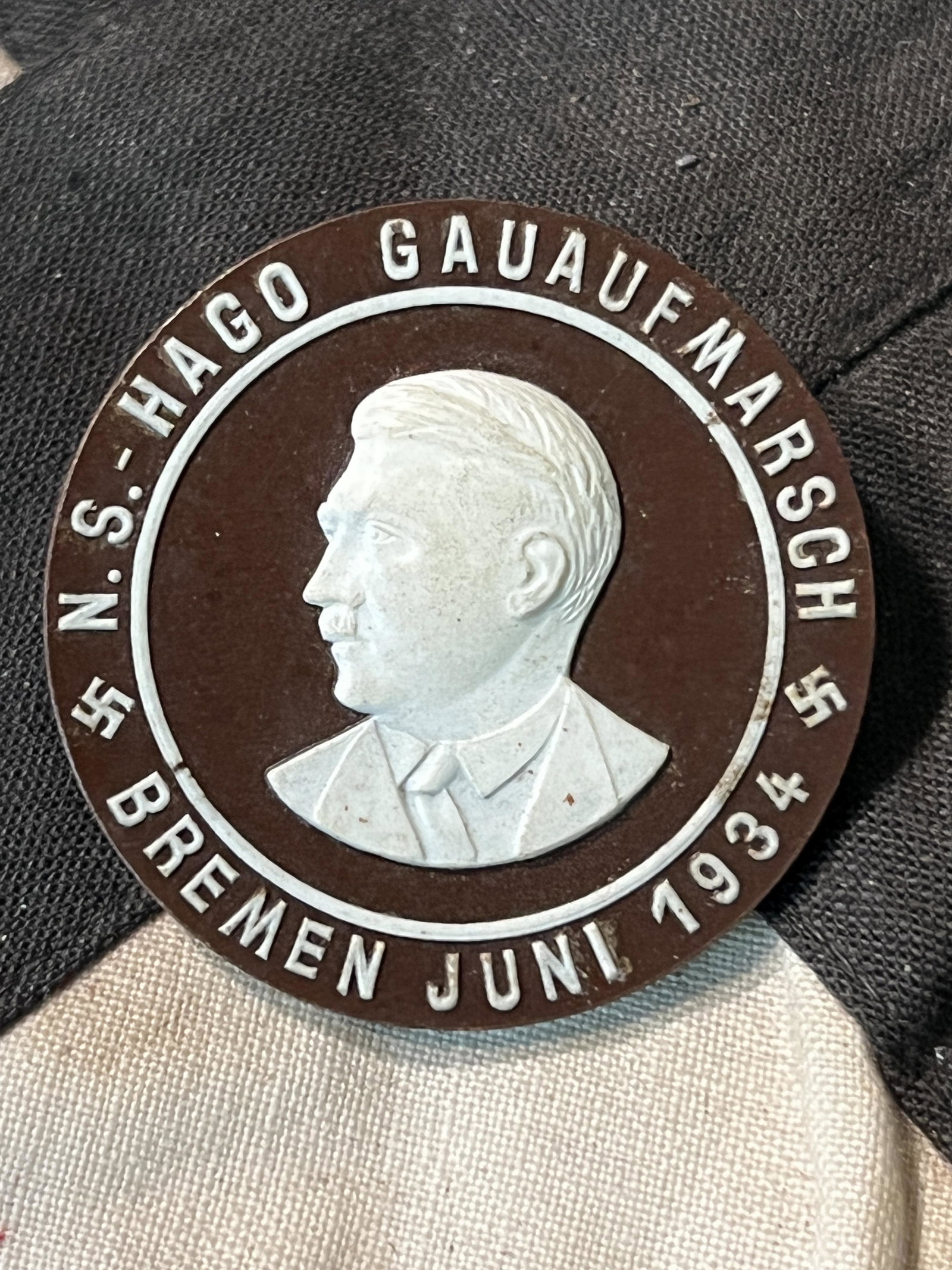 RARE WW2 GERMAN ADOLF HITLER BAKELITE BADGE: RARE WW2 GERMAN ADOLF HITLER BAKELITE BADGE. A VERY RARE FIND. IT IS IN MINT OVERALL SHAPE AND CONDITION WITH A BEAUTIFUL OVERALL PATINA. HAS A GREAT LOOK TO IT WITH AN EXCELLENT OVERALL EYE APPEAL. P