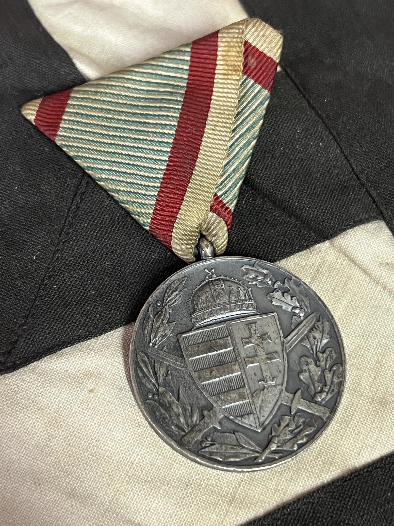 LATE 1800'S GERMAN PRUSSIAN MEDAL ON RIBBON: LATE 1800'S GERMAN PRUSSIAN MEDAL ON RIBBON. A GREAT FIND AND AN EXCELLENT ADDITION TO YOUR COLLECTION.