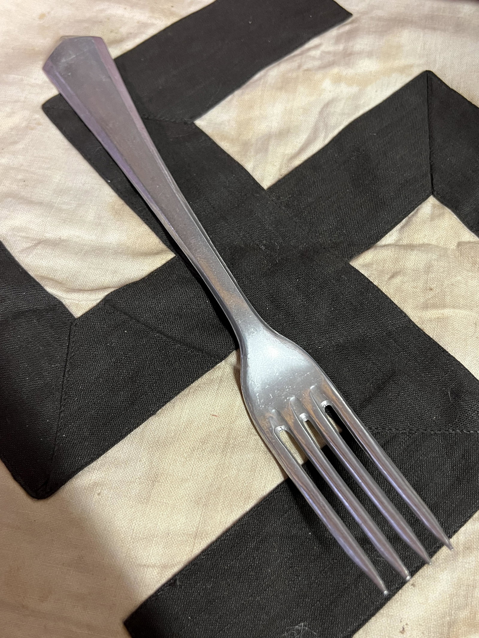 WW2 GERMAN HEER ARMY SOLDIERS FORK MAKER MARKED: WW2 GERMAN HEER ARMY SOLDIERS FORK MAKER MARKED. A RARE FIND. WAS BROUGHT BACK HOME BY A VET. A GREAT FIND AND AN EXCELLENT ADDITION TO YOUR COLLECTION.
