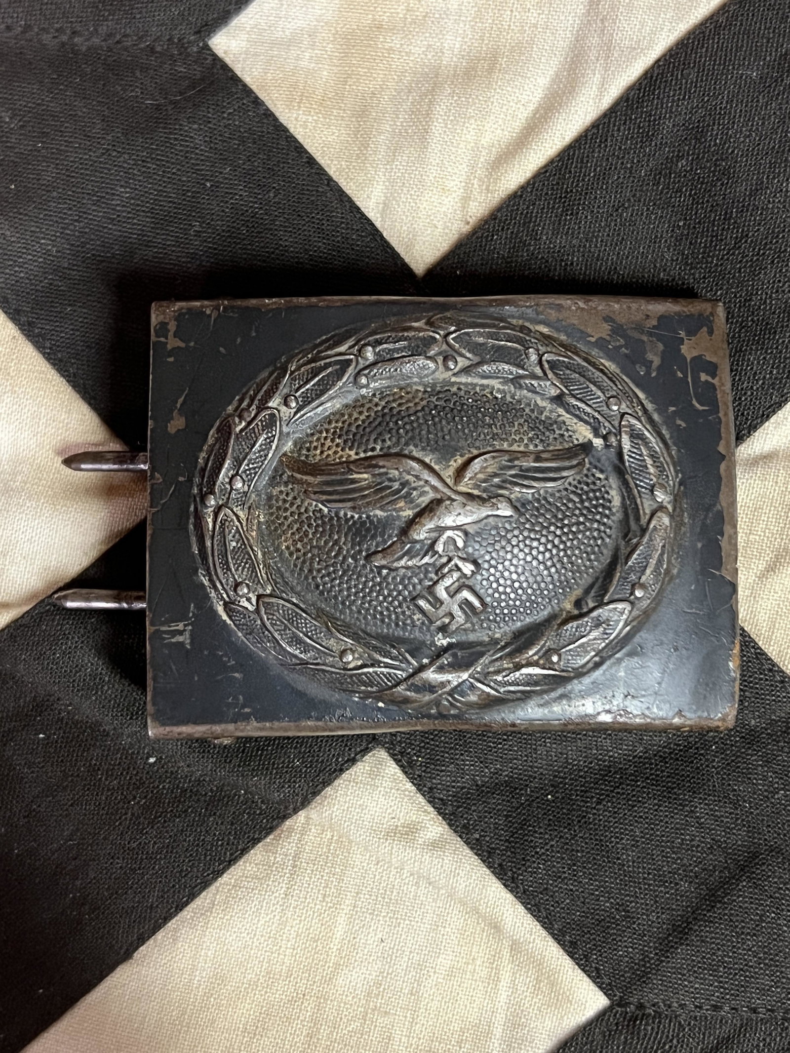WW2 GERMAN LUFTWAFFE PILOTS BELT BUCKLE RMZ MARKED: WW2 GERMAN LUFTWAFFE PILOTS BELT BUCKLE RMZ MARKED. A RARE FIND. IT IS IN MINT OVERALL SHAPE AND CONDITION WITH A BEAUTIFUL OVERALL PATINA. A GREAT FIND AND AN EXCELLENT ADDITION TO YOUR COLLECTION.