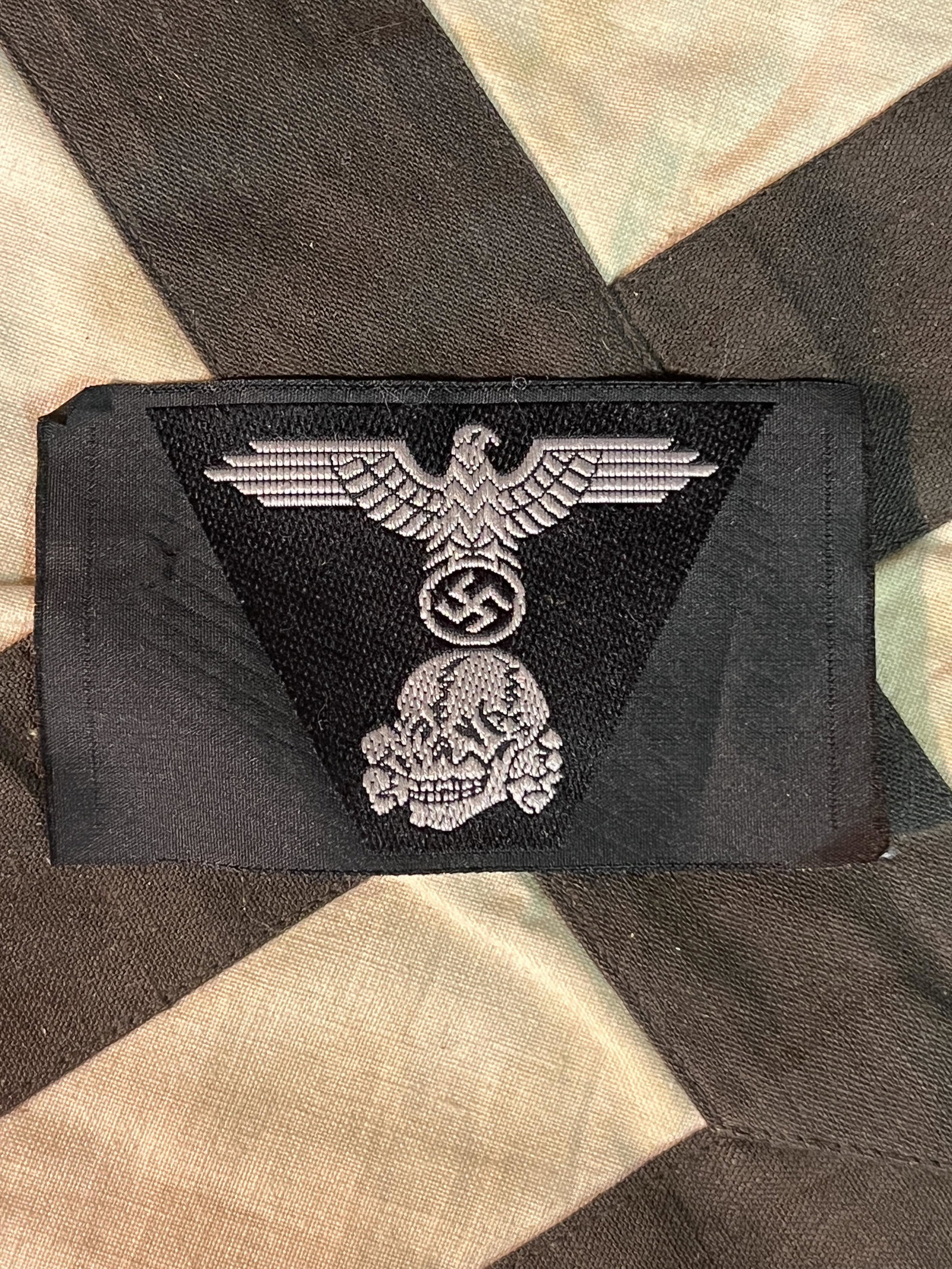 WW2 GERMAN TOTENKOPF SS SKULL EAGLE CLOTH BADGE: WW2 GERMAN TOTENKOPF SS SKULL EAGLE CLOTH BADGE. A RARE FIND. IT IS IN MINT OVERALL SHAPE AND CONDITION WITH A BEAUTIFUL OVERALL PATINA. A GREAT FIND AND AN EXCELLENT ADDITION TO YOUR COLLECTION.