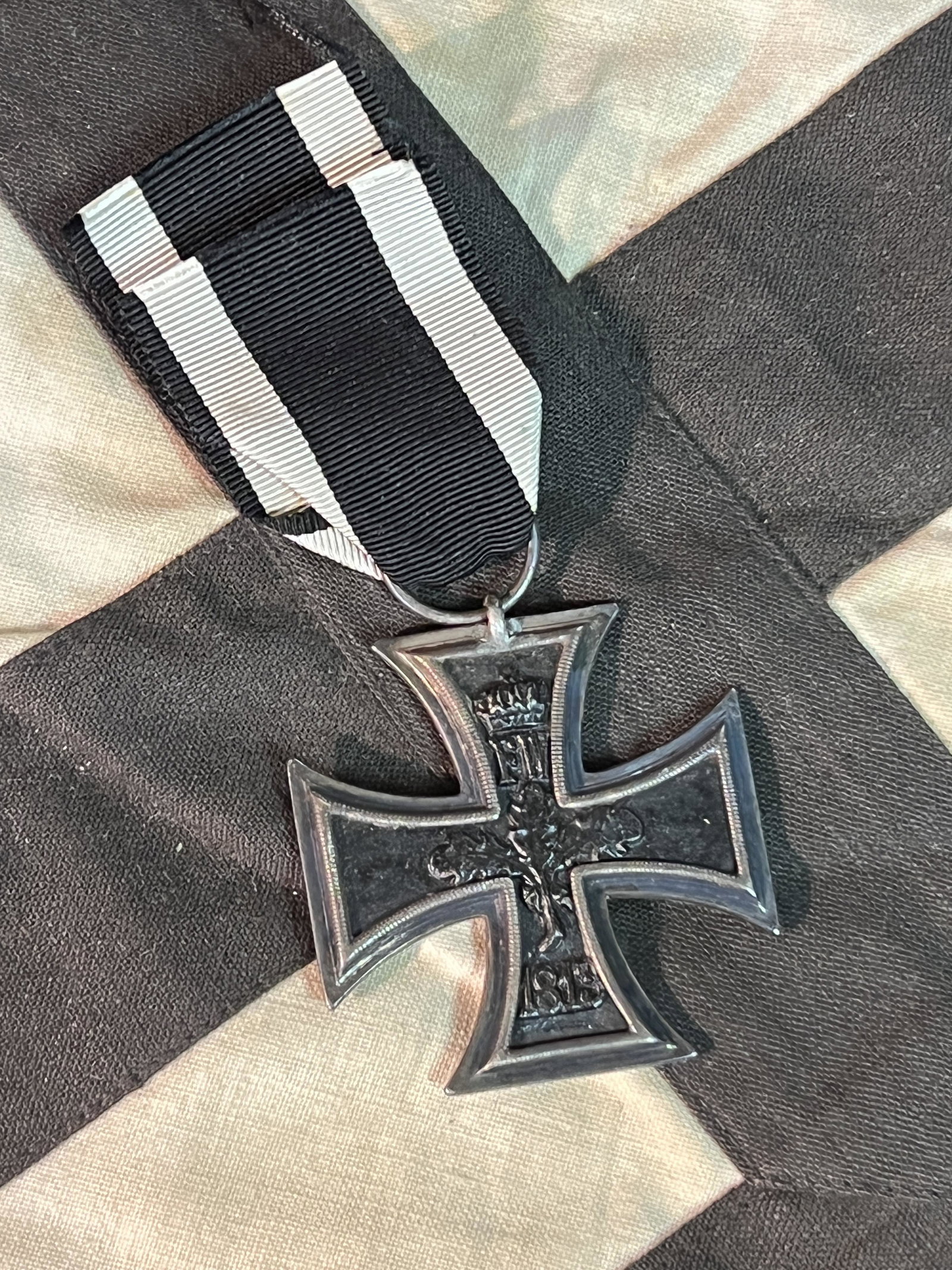 RARE WW1 GERMAN PRUSSIAN IRON CROSS MEDAL W/RIBBON: RARE WW1 GERMAN PRUSSIAN IRON CROSS MEDAL W/RIBBON. A RARE FIND. IT IS IN MINT OVERALL SHAPE AND CONDITION WITH A BEAUTIFUL OVERALL PATINA. A GREAT FIND AND AN EXCELLENT ADDITION TO YOUR COLLECTION.