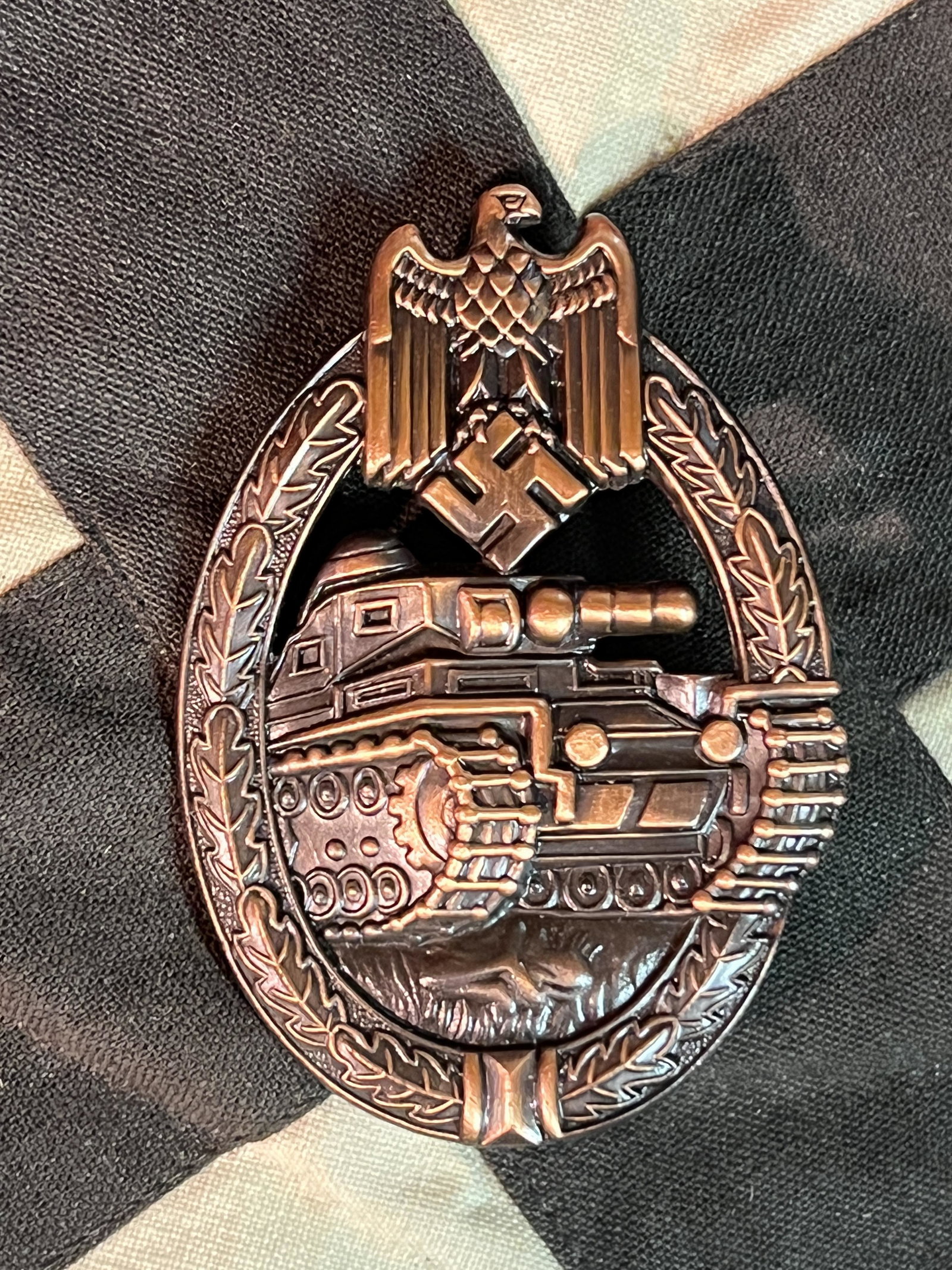 WW2 GERMAN PANZER TANK BADGE: WW2 GERMAN PANZER TANK BADGE. A RARE FIND. IT IS IN MINT OVERALL SHAPE AND CONDITION WITH A BEAUTIFUL OVERALL PATINA. HAS. GREAT LOOK TO IT WITH AN EXCELLENT OVERALL EYE APPEAL. A GREAT FIND AND AN EX