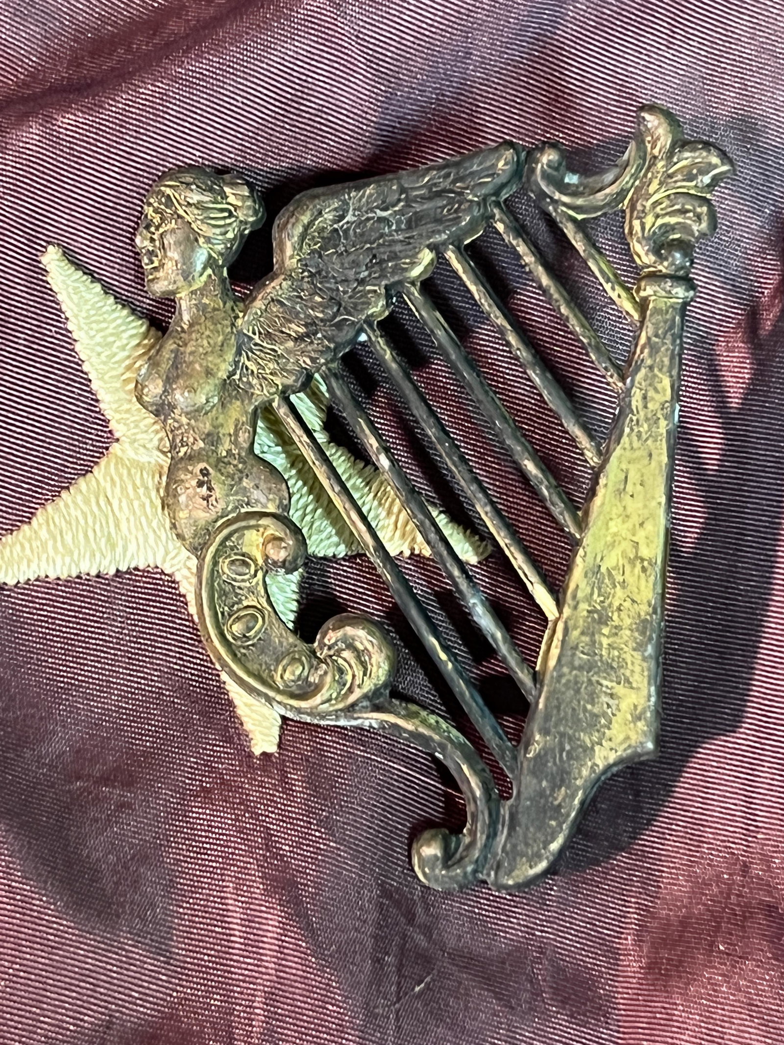 RARE CIVIL WAR IRISH BRIGADE HARP KEPI INSIGNIA: RARE CIVIL WAR IRISH BRIGADE HARP KEPI INSIGNIA. A RARE FIND. IT IS IN MINT OVERALL SHAPE AND CONDITION WITH A BEAUTIFUL OVERALL PATINA. HAS A GREAT LOOK TO IT WITH AN EXCELLENT OVERALL EYE APPEAL. A 