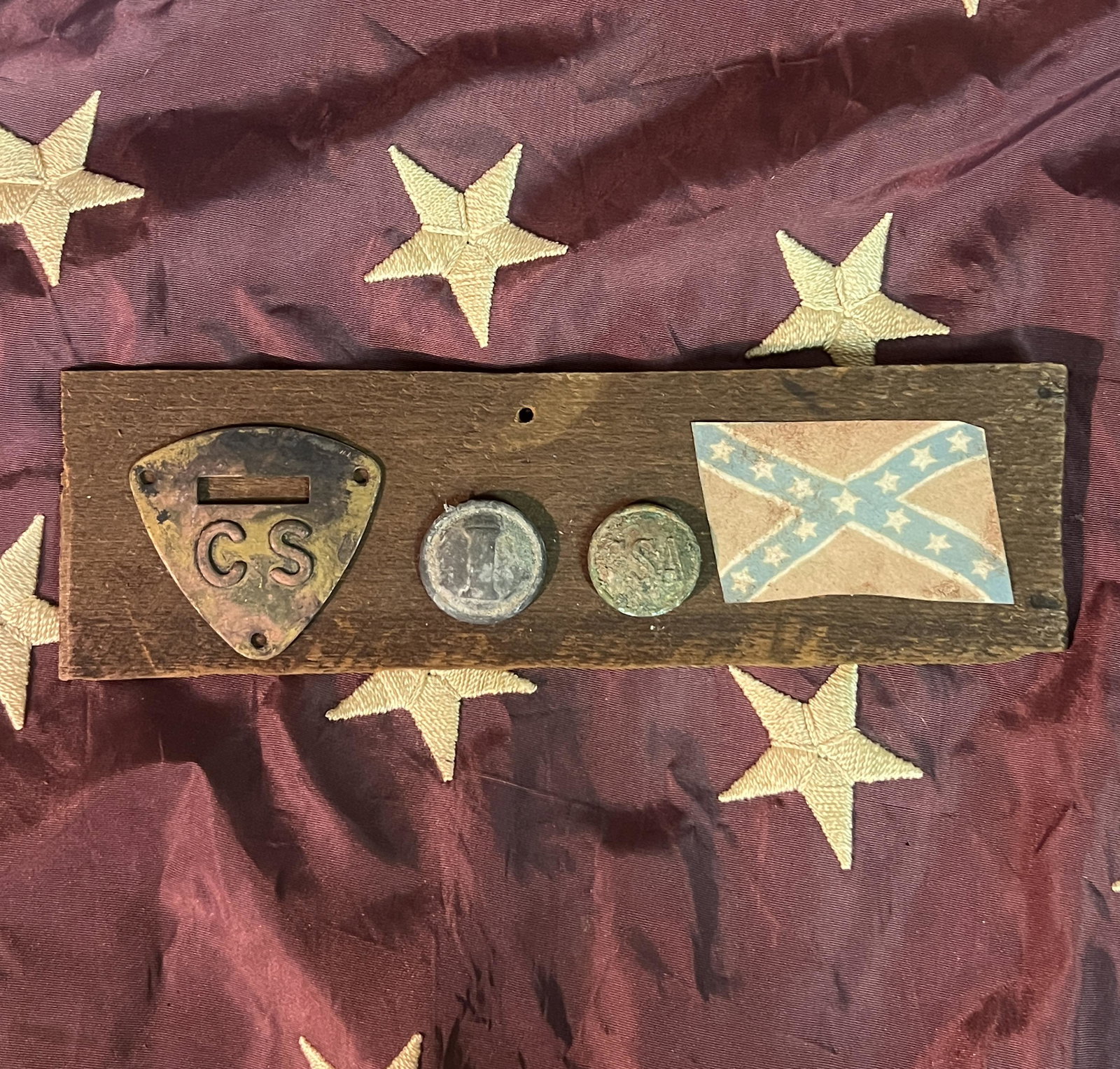 CIVIL WAR UNITED DAUGHTERS OF CONFEDERACY WALL PLAQUE: CIVIL WAR UNITED DAUGHTERS OF CONFEDERACY WALL PLAQUE. A VERY RARE FIND. IT IS IN MINT OVERALL SHAPE AND CONDITION WITH A BEAUTIFUL OVERALL PATINA. PLEASE VIEW ALL DETAILED PICTURES. A GREAT FIND AND 