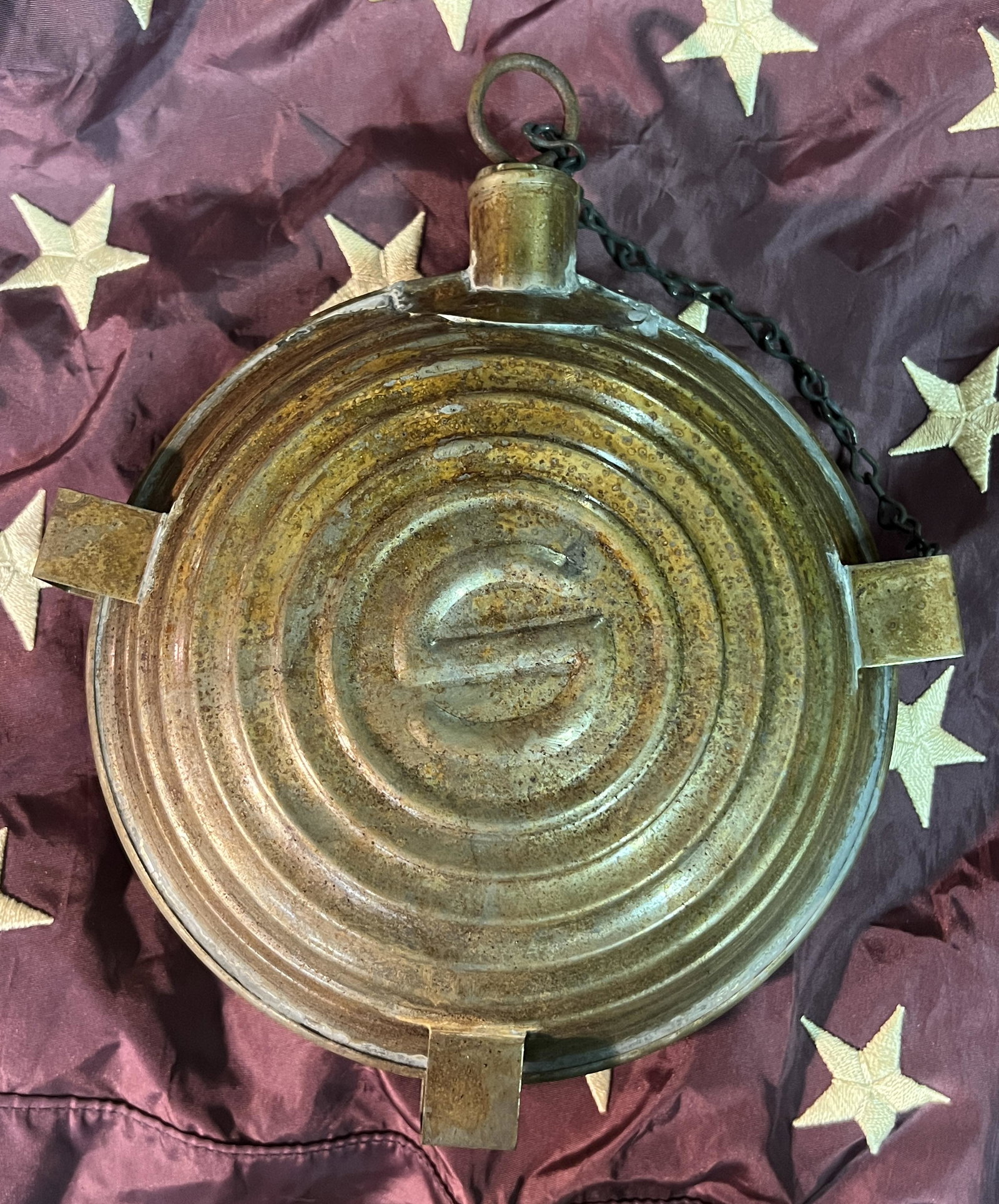 RARE CIVIL WAR CONFEDERATE BULLS EYE CANTEEN - COMPLETE: RARE CIVIL WAR CONFEDERATE BULLS EYE CANTEEN - COMPLETE. A VERY RARE FIND. IT IS IN MINT OVERALL SHAPE AND CONDITION WITH A BEAUTIFUL OVERALL PATINA. HAS A GREAT LOOK TO IT WITH AN EXCELLENT OVERALL E
