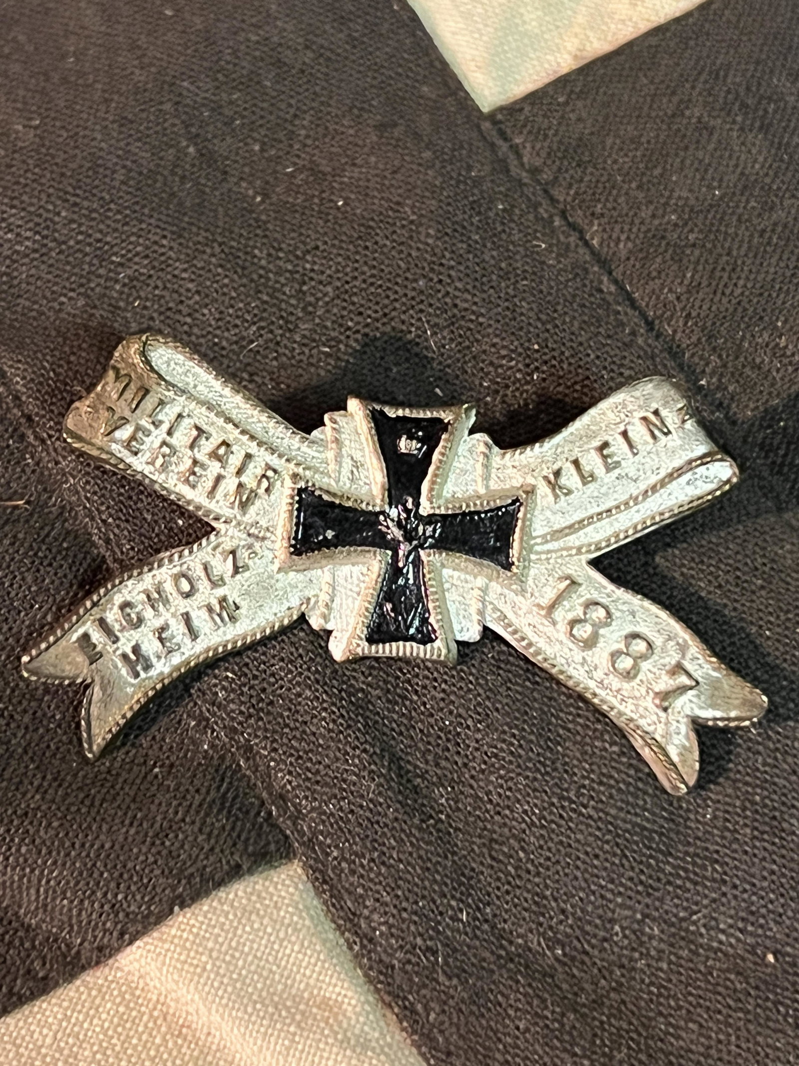 RARE WW1 GERMAN PRUSSIAN DECORATED IRON CROSS TINNIE BADGE: RARE WW1 GERMAN PRUSSIAN DECORATED IRON CROSS TINNIE BADGE. A RARE FIND. IT IS IN MINT OVERALL SHAPE AND CONDITION WITH A BEAUTIFUL OVERALL PATINA. HAS A GREAT LOOK TO IT WITH AN EXCELLENT OVERALL EYE