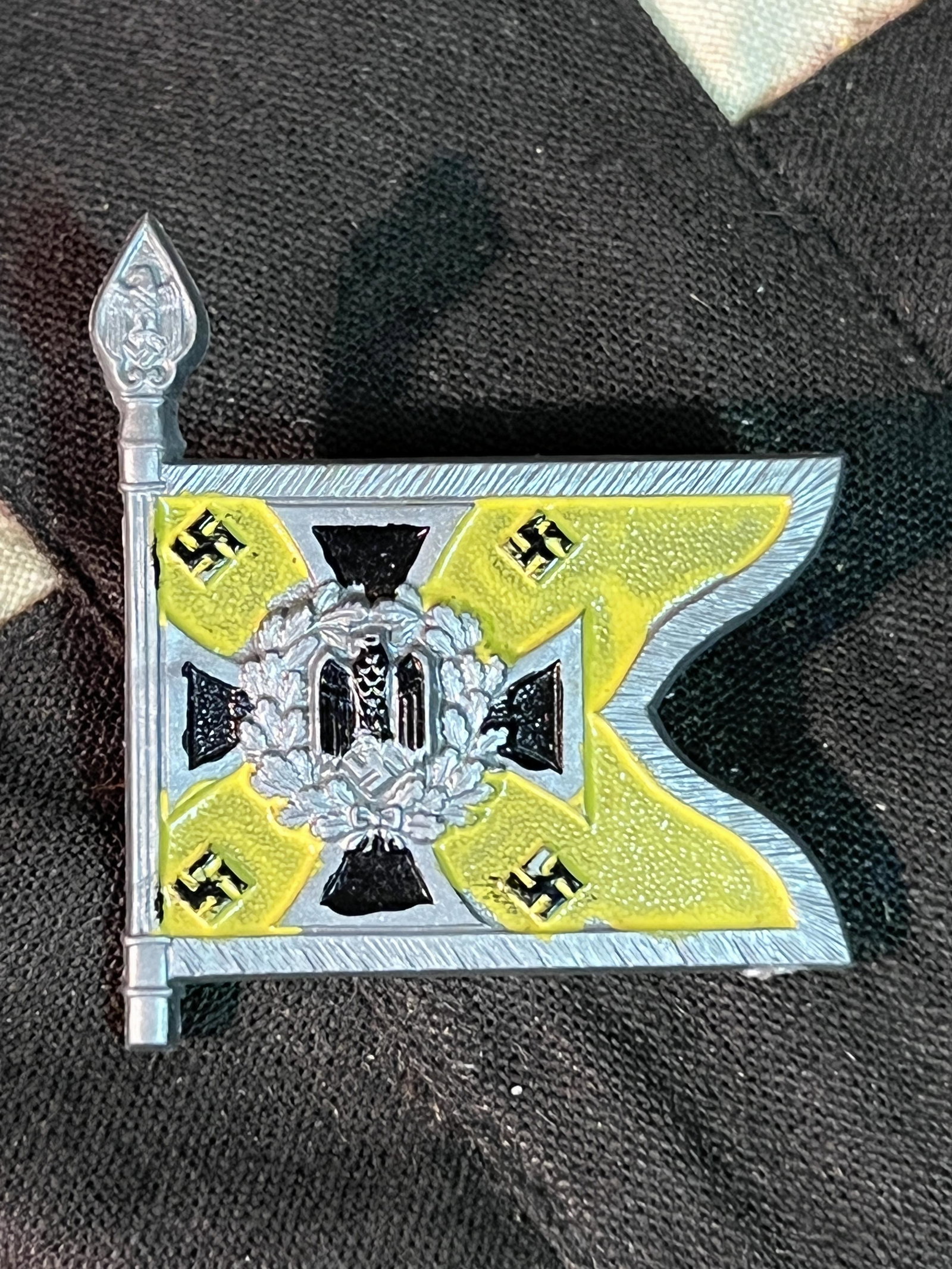 WW2 GERMAN WEHRMACHT FLAG TINNIE W/MAKER MARKS: WW2 GERMAN WEHRMACHT FLAG TINNIE W/MAKER MARKS. A RARE FIND. IT IS IN MINT OVERALL SHAPE AND CONDITION WITH A BEAUTIFUL OVERALL PATINA. HAS A GREAT LOOK TO IT WITH AN EXCELLENT OVERALL EYE APPEAL. A G
