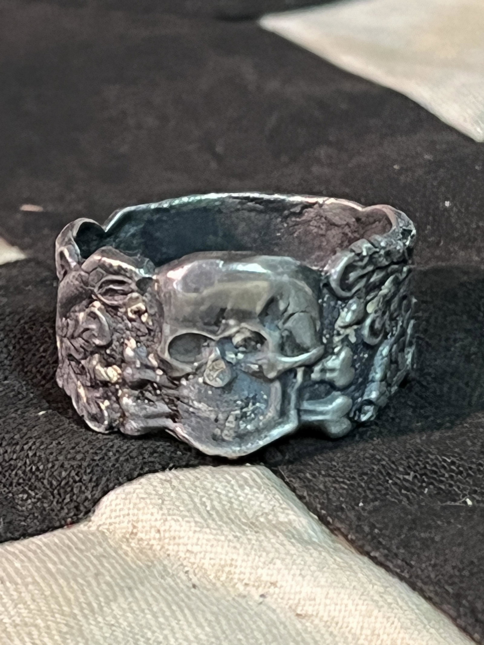 RARE WW2 GERMAN TOTENKOPF SS SKULL 800 SILVER RING SZ 10: RARE WW2 GERMAN TOTENKOPF SS SKULL 800 SILVER RING SZ 10. A VERY RARE FIND. IT IS IN MINT OVERALL SHAPE AND CONDITION WITH A BEAUTIFUL OVERALL PATINA. HAS A GREAT LOOK TO IT WITH AN EXCELLENT OVERALL 