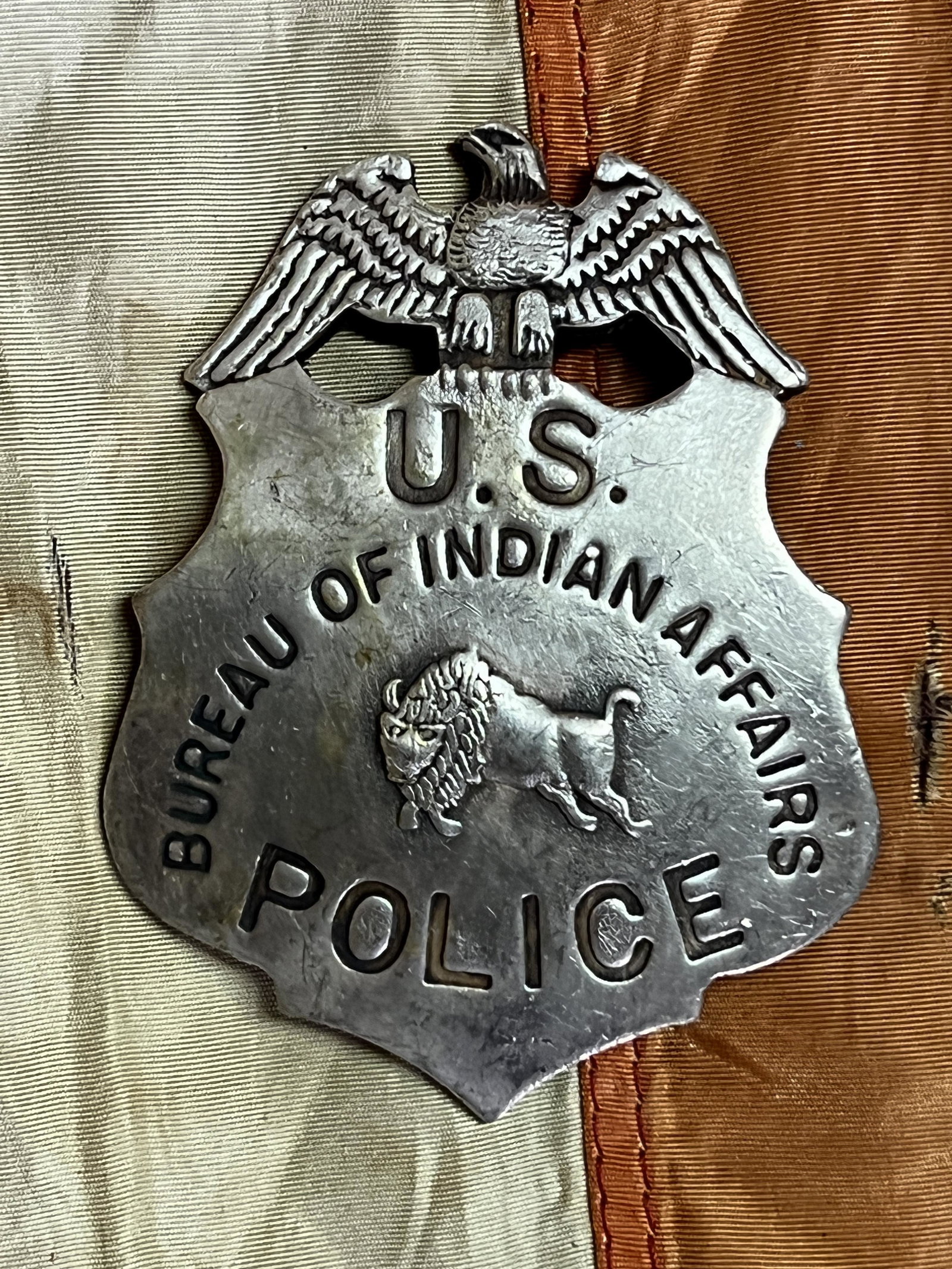 ANTIQUE US BUREAU OF INDIAN AFFAIRS POLICE BADGE: ANTIQUE US BUREAU OF INDIAN AFFAIRS POLICE BADGE. A RARE FIND. IT IS IN MINT OVERALL SHAPE AND CONDITION WITH A BEAUTIFUL OVERALL PATINA. HAS A GREAT LOOK TO IT WITH AN EXCELLENT OVERALL EYE APPEAL. A