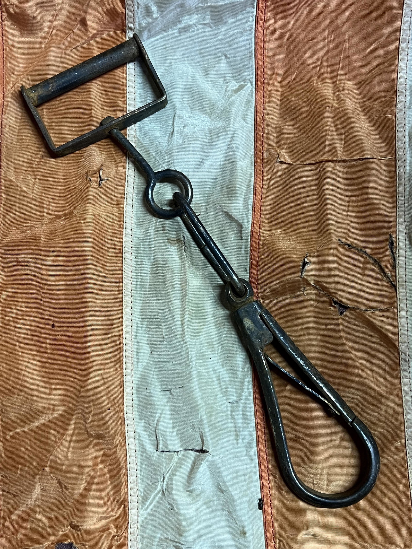 RARE CIVIL WAR CONFEDERATE CARBINE SLING SWIVEL: RARE CIVIL WAR CONFEDERATE CARBINE SLING SWIVEL. A RARE FIND. IT IS IN MINT OVERALL SHAPE AND CONDITION WITH A BEAUTIFUL OVERALL PATINA. HAS A GREAT LOOK TO IT WITH AN EXCELLENT OVERALL EYE APPEAL. PL
