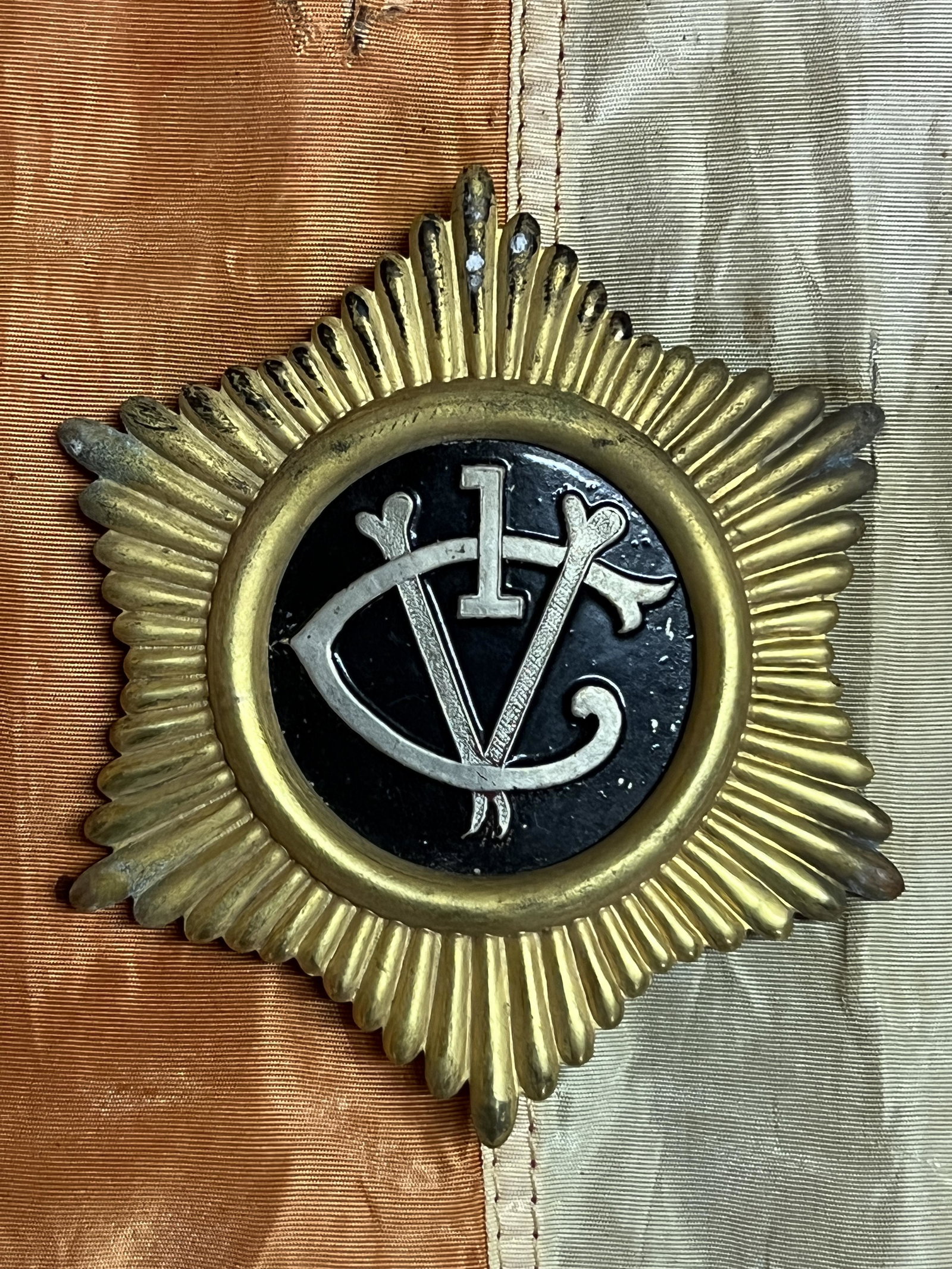 RARE CIVIL WAR CONFEDERATE VETERANS HAT BADGE: RARE CIVIL WAR CONFEDERATE VETERANS HAT BADGE. A RARE FIND. IT IS IN MINT OVERALL SHAPE AND CONDITION WITH A BEAUTIFUL OVERALL PATINA. HAS A GREAT LOOK TO IT WITH AN EXCELLENT OVERALL EYE APPEAL. PLEA