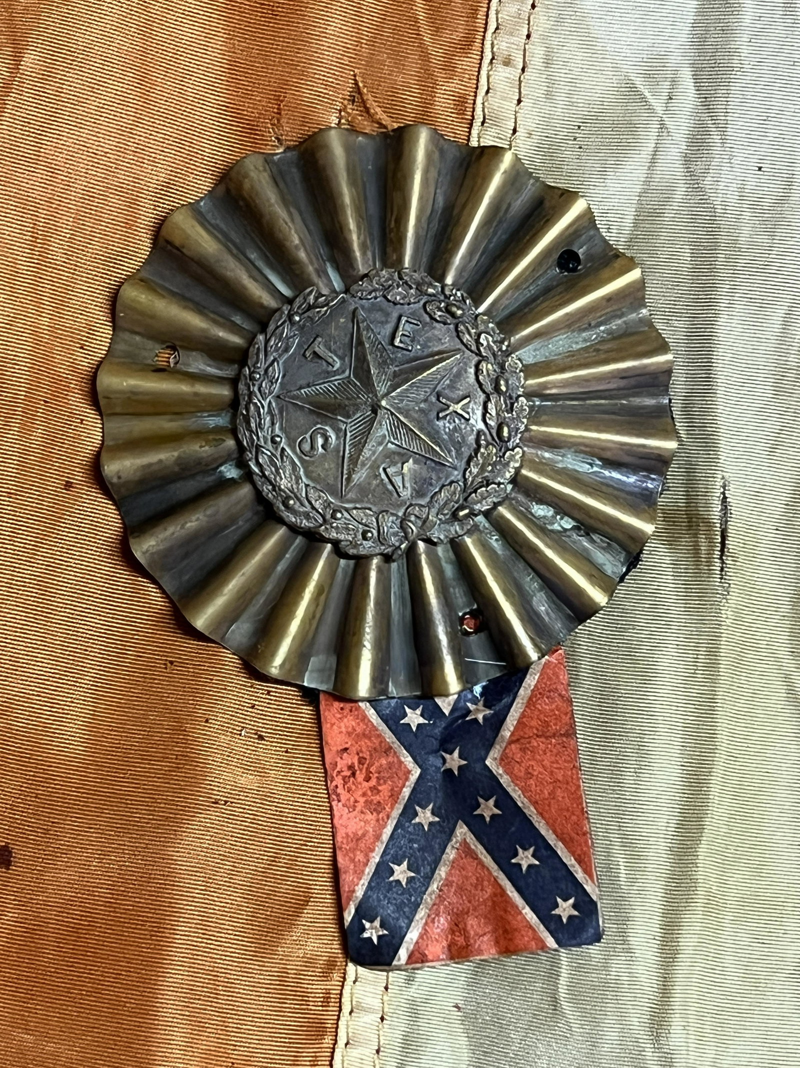 RARE CIVIL WAR CONFEDERATE TEXAS HARDEE HAT SIDE INSIGNIA: RARE CIVIL WAR CONFEDERATE VETERANS TEXAS HARDEE HAT SIDE INSIGNIA. A RARE FIND. IT IS IN MINT OVERALL SHAPE AND CONDITION WITH A BEAUTIFUL OVERALL PATINA. HAS A GREAT LOOK TO IT WITH AN EXCELLENT OVE