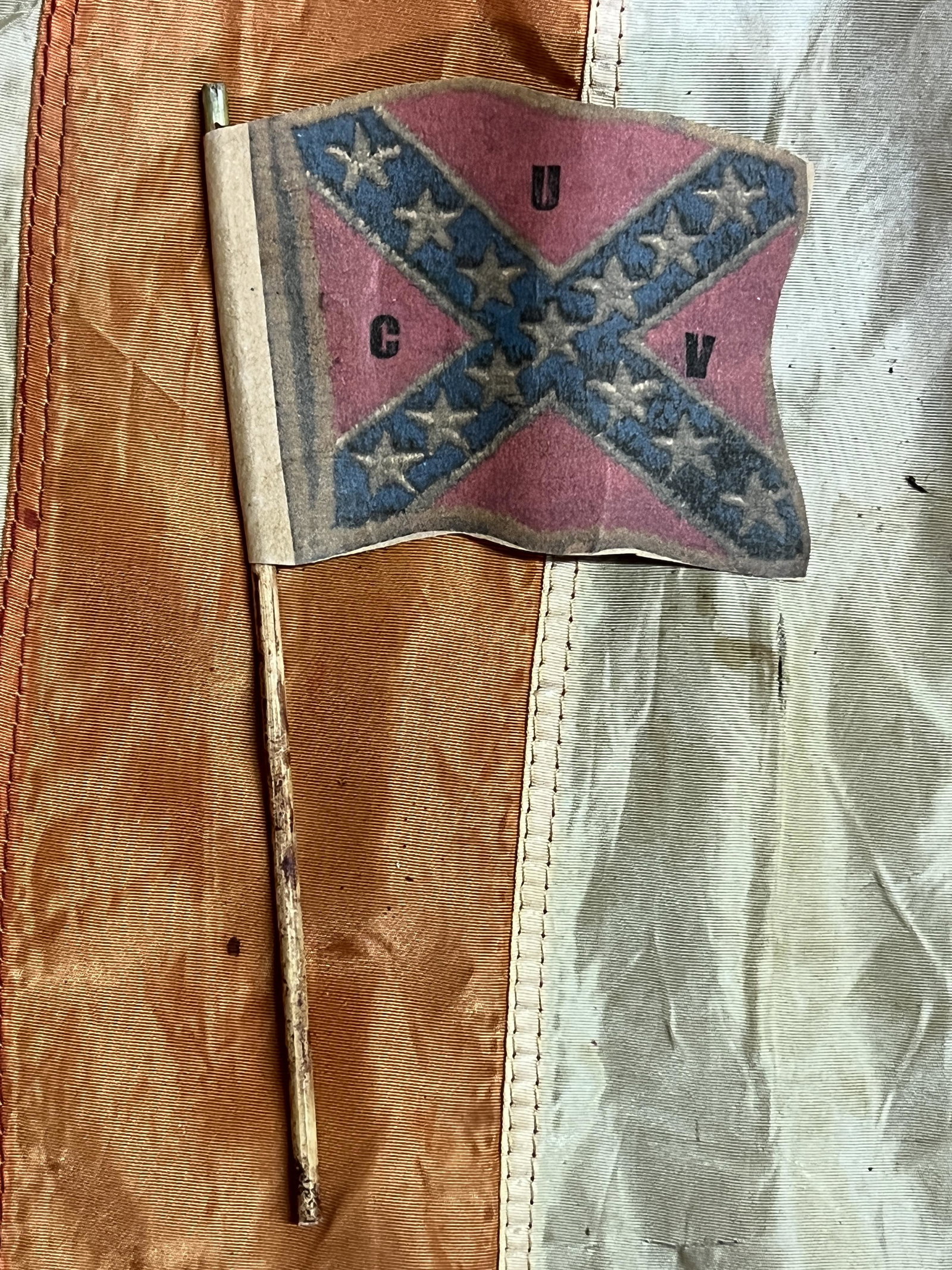 RARE CIVIL WAR MINIATURE UCV CONFEDERATE HAND FLAG: RARE CIVIL WAR MINIATURE UCV CONFEDERATE HAND FLAG. A RARE FIND. IT IS IN MINT OVERALL SHAPE AND CONDITION WITH A BEAUTIFUL OVERALL PATINA. PLEASE VIEW ALL DETAILED PICTURES. A GREAT FIND AND AN EXCEL