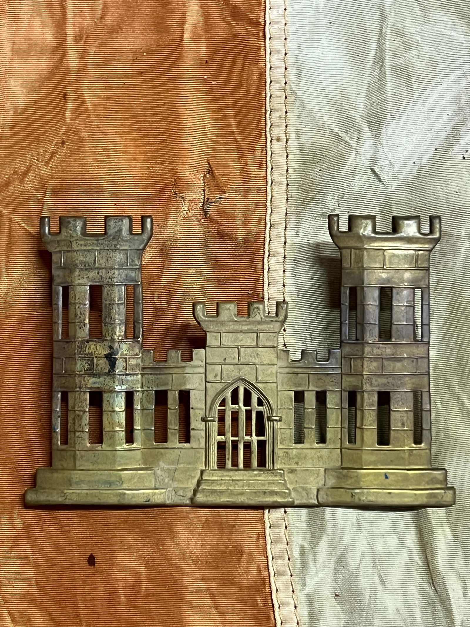 RARE CIVIL WAR ENGINEERS SLOUCH HAT INSIGNIA BADGE: RARE CIVIL WAR ENGINEERS SLOUCH HAT INSIGNIA BADGE. A VERY RARE FIND. IT IS IN MINT OVERALL SHAPE AND CONDITION WITH A BEAUTIFUL OVERALL PATINA. HAS A GREAT LOOK TO IT WITH AN EXCELLENT OVERALL EYE AP