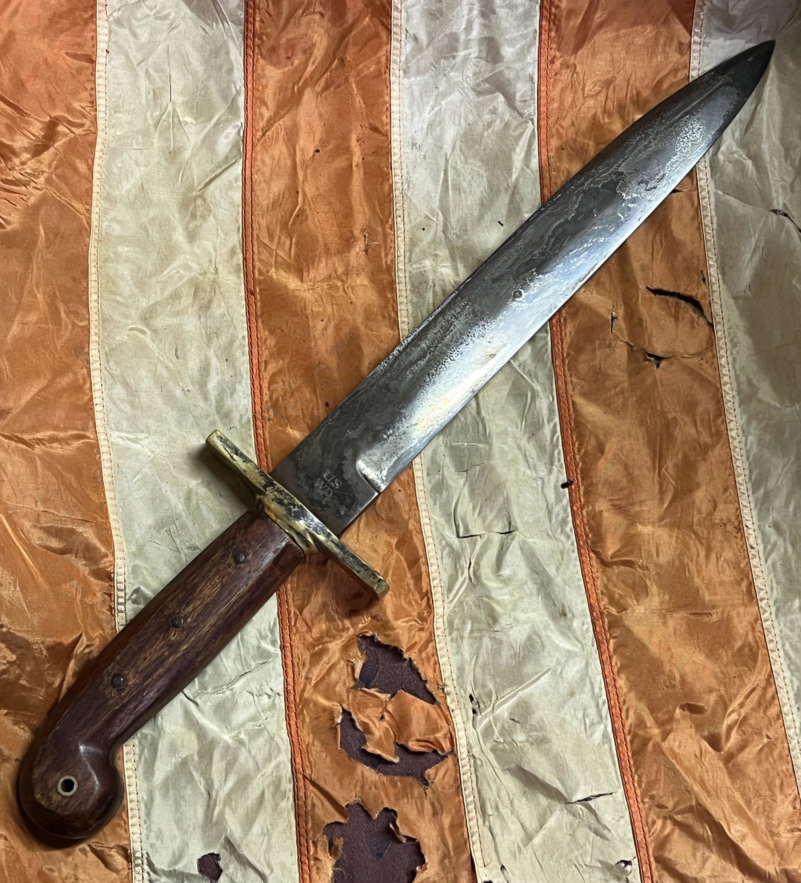 CIVIL WAR SHARP SHOOTERS SIDE SHORT SWORD KNIFE MARKED US WD: CIVIL WAR SHARP SHOOTERS SIDE SHORT SWORD KNIFE MARKED US WD. A VERY RARE FIND. IT IS IN MINT OVERALL SHAPE AND CONDITION WITH A BEAUTIFUL OVERALL PATINA. HAS A GREAT LOOK TO IT WITH AN EXCELLENT OVER