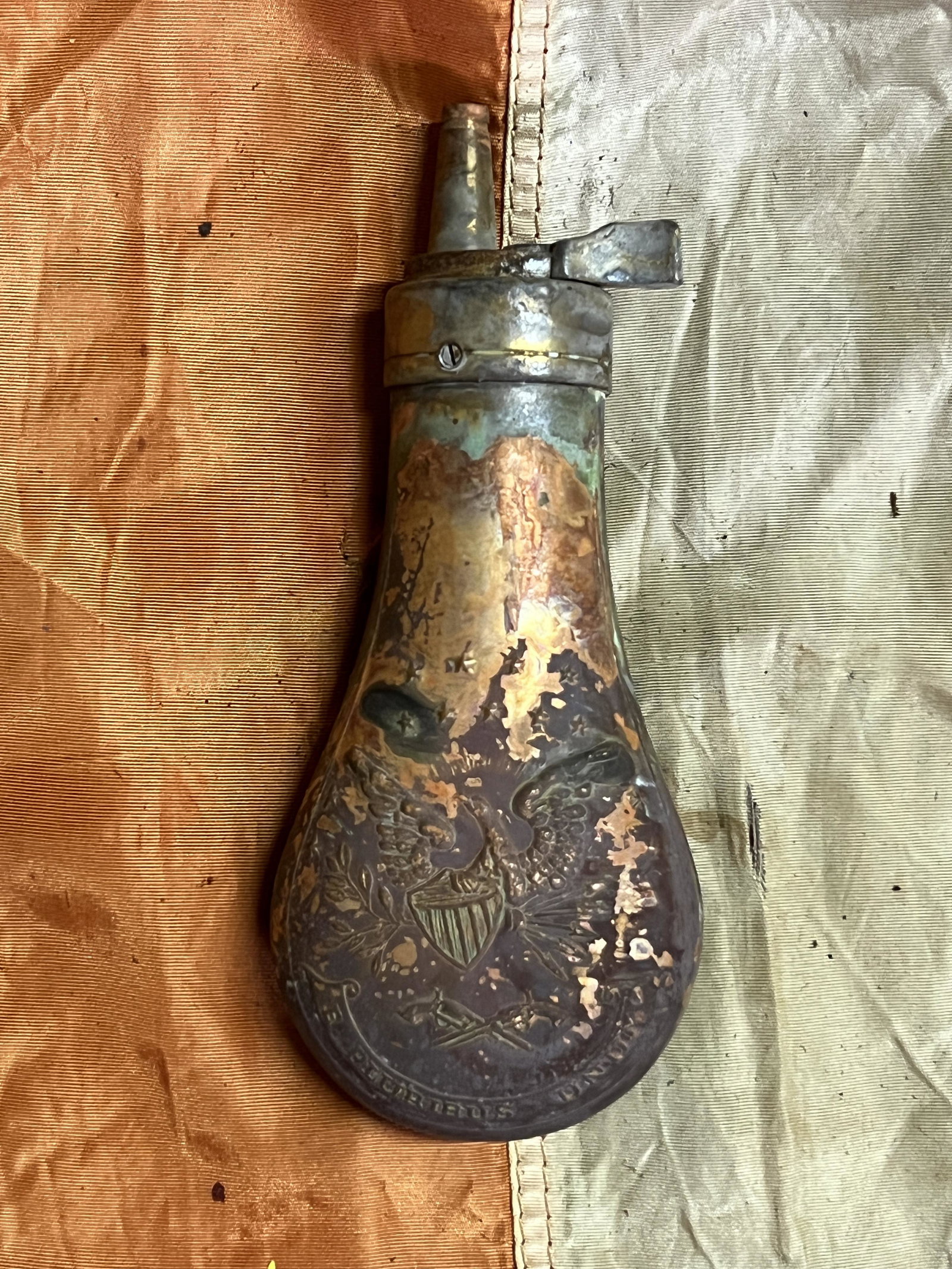 RARE CIVIL WAR CONFEDERATE POWDER FLASK: RARE CIVIL WAR CONFEDERATE POWDER FLASK. A RARE FIND. IT IS IN MINT OVERALL SHAPE AND CONDITION WITH A BEAUTIFUL OVERALL PATINA. HAS A GREAT LOOK TO IT WITH AN EXCELLENT OVERALL EYE APPEAL. PLEASE VIE