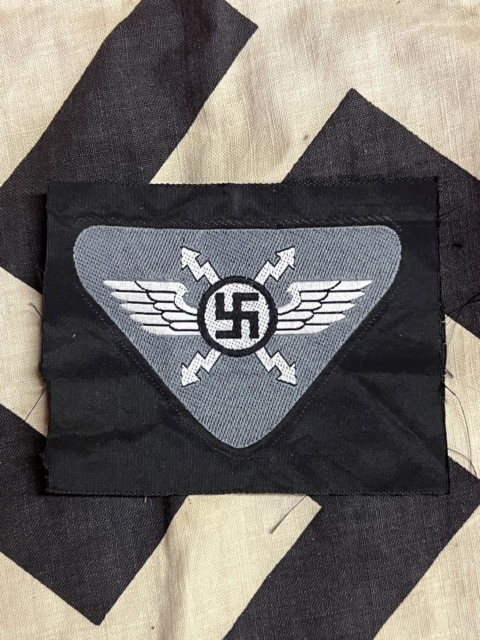 WW2 GERMAN LUFWAFFE BOMBER PILOTS CLOTH BADGE: WW2 GERMAN LUFWAFFE BOMBER PILOTS CLOTH BADGE. A RARE FIND. IT IS IN MINT OVERALL SHAPE AND CONDITION WITH A BEAUTIFUL OVERALL PATINA. HAS A GREAT LOOK TO IT WITH AN EXCELLENT OVERALL EYE APPEAL. A GR