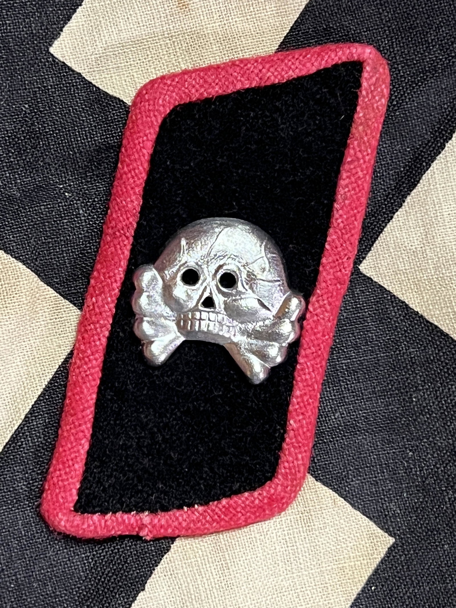WW2 GERMAN TOTENKOPF SS SKULL COLLAR TAB: WW2 GERMAN TOTENKOPF SS SKULL COLLAR TAB. A RARE FIND. IT IS IN MINT OVERALL SHAPE AND CONDITION WITH A BEAUTIFUL OVERALL PATINA. HAS A GREAT LOOK TO IT WITH AN EXCELLENT OVERALL EYE APPEAL. A GREAT F