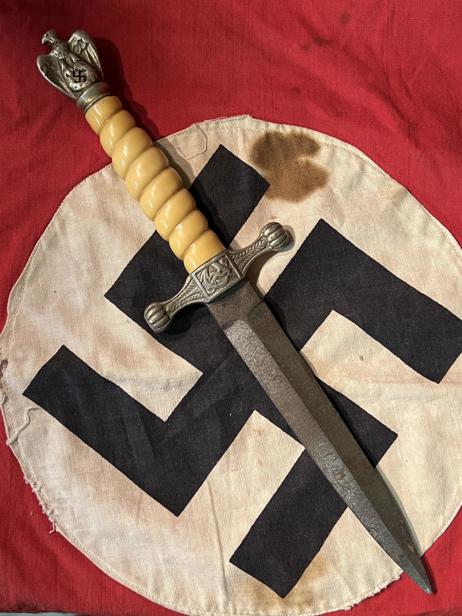 VET BRING BACK WW2 GERMAN KRIEGSMARINE DAMASCUS BLADE DAGGER: VET BRING BACK WW2 GERMAN KRIEGSMARINE DAMASCUS BLADE DAGGER. A VERY RARE FIND. IT IS IN MINT OVERALL SHAPE AND CONDITION WITH A BEAUTIFUL OVERALL PATINA. HAS A GREAT LOOK TO IT WITH AN EXCELLENT OVER