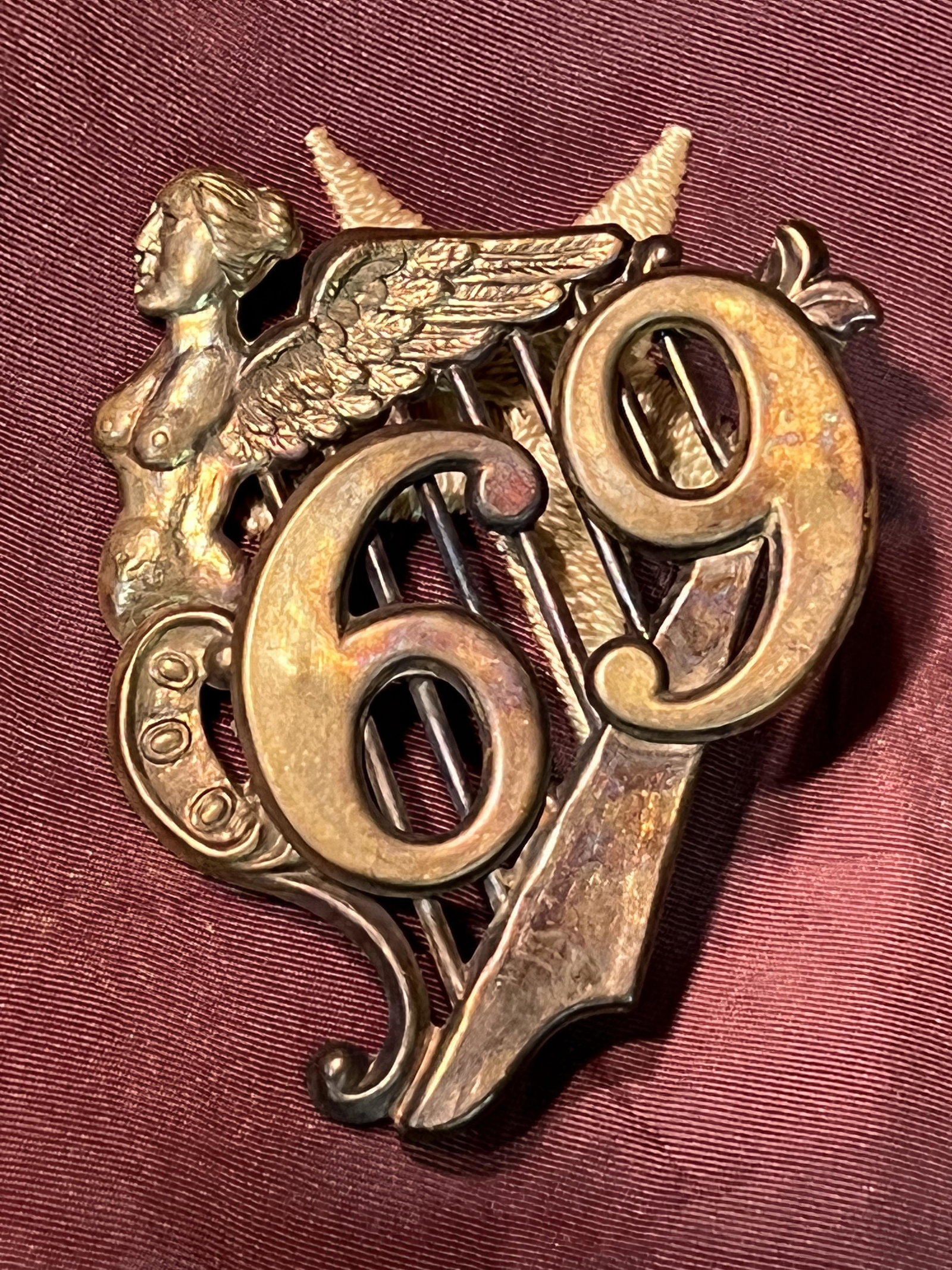 RARE CIVIL WAR IRISH BRIGADE UNIT 69 HARP PLATE: RARE CIVIL WAR IRISH BRIGADE UNIT 69 HARP PLATE. A RARE FIND. IT IS IN MINT OVERALL SHAPE AND CONDITION WITH A BEAUTIFUL OVERALL PATINA. HAS A GREAT LOOK TO IT WITH AN EXCELLENT OVERALL EYE APPEAL. A 